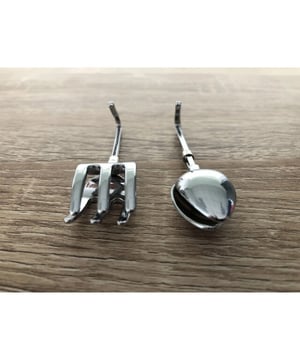 
Ontdek de 2 tafel servetklemmen in de vorm van een vork en een lepel. Je zult nooit meer vuil worden. De servetklemmen zijn speciaal ontworpen voor iedereen die bang is om hun mooie jurk of stropdas te bevlekken. De servet wordt vastgeklemd in de klem en de klem wordt vervolgens opgehangen aan de halslijn, de kraag van het shirt of de knoopsgat. Materiaal: verchroomd metaal Afmetingen: 6 x 2 x 1 cm. Merk: CaliCosy Kleur: Silver