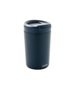 
Materiaal: Gerecycled roestvrij staal, gerecycled PP plastic. BPA-vrij, voedselveilig. Hoogte: 13,8cm. Breedte: 7cm. Tot 8 uur koud, dubbelwandig, houdt drankjes tot 6 uur warm, antislipbodem, siliconen voering, morsbestendig deksel, vacuüm geïsoleerd. Ontwerp: Logo. Capaciteit: 300ml. Verpakking: Geschenkverpakking, papieren zak. Duurzaamheid: Amfori, BSCI, Lage Koolstofuitstoot, RCS-gecertificeerd.