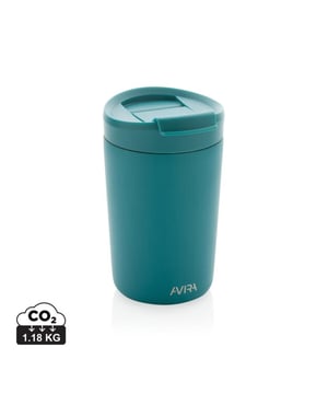 
Materiaal: Gerecycled roestvrij staal, gerecycled PP plastic. BPA-vrij, voedselveilig. Hoogte: 13,8cm. Breedte: 7cm. Tot 8 uur koud, dubbelwandig, houdt drankjes tot 6 uur warm, antislipbodem, siliconen voering, morsbestendig deksel, vacuüm geïsoleerd. Ontwerp: Logo. Capaciteit: 300ml. Verpakking: Geschenkverpakking, papieren zak. Duurzaamheid: Amfori, BSCI, Lage Koolstofuitstoot, RCS-gecertificeerd.