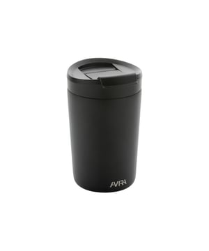 
Materiaal: Gerecycled roestvrij staal, gerecycled PP plastic. BPA-vrij, voedselveilig. Hoogte: 13,8cm. Breedte: 7cm. Tot 8 uur koud, dubbelwandig, houdt drankjes tot 6 uur warm, antislipbodem, siliconen voering, morsbestendig deksel, vacuüm geïsoleerd. Ontwerp: Logo. Capaciteit: 300ml. Verpakking: Geschenkverpakking, papieren zak. Duurzaamheid: Amfori, BSCI, Lage Koolstofuitstoot, RCS-gecertificeerd.