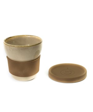 
Terwijl je geniet van de rijke smaken van koffie verbeterd met pure aanraking van porselein, kun je de natuur ook behandelen met de vriendelijkheid en zorg die het verdient ... Terwijl we onze duurzaamheidsreis voortzetten, doen we ons deel om het gebruik van papieren bekers en plastic containers te verminderen in de voedselindustrie. Met onze Softline Porselein Koffiemok-collectie bieden we een milieuvriendelijke, gezonde en kleurrijke serie voor koffieliefhebbers, terwijl we comfort toevoegen aan het stadsleven met een alternatieve maat die ook kan worden gebruikt als een draagbare kom.Specificaties:- Magnetron en oven veilig: Dankzij onze duurzame grondstoffen en uitgebreide R & D-inspanningen kunnen onze producten veilig worden gebruikt in de magnetron en oven, zelfs voor de eisen van restaurants bij hoge temperaturen.- Vaatwasserbestendig: Horeca-sector vereist snelle service-naar-gereinigde cycli. Ons beglazingsproces met hoge weerstand beschermt alle Bonna-producten in een zeer corrosieve industriële vaatwasseromgeving om aan de snelle cyclusbehoeften te voldoen.- Thermische schokbestendig: Onze producten zijn duurzaam tegen plotselinge temperatuurveranderingen en onder extreme temperatuuromstandigheden in de keuken met hard glazuur oppervlak en premium grondstoffen.- Glazuurschade resistent: Krassen zijn een veel voorkomend probleem in de voedsel- en cateringsector. Met onze uitgebreide R & D-inspanningen biedt onze ultramoderne beglazingstechniek een scratchweerstand op hoog niveau in al onze producten.- Edge Chip Waranty: Het gehele Bonna-assortiment dat is geïdentificeerd met de "B"-uitdaging de moeilijkste normen en kan jaren worden gebruikt door aan de vereisten van de Horeca -industrie te voldoen.Materiaal: PorseleinKleur: Brown