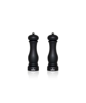 
Voeg stijl en smaak toe aan je keuken!Geef je gerechten de finishing touch met deze stijlvolle en functionele Buccan Cooking Pepermolenset. Met een klassiek design in mat zwart en zilver, past deze set perfect in elke keuken of eettafel en zorgt hij voor een precieze maling, keer op keer.Belangrijke Kenmerken Hoogwaardige materialen Gemaakt van ABS, aluminium en keramiek voor duurzaamheid en stijl. Elegant design Matzwarte afwerking met zilveren accenten voor een luxe uitstraling. Perfecte afmetingen Compact formaat van 6,13 cm breed en 12,5 cm hoog. Set van twee Inclusief twee molens voor zowel peper als zout. Lichtgewicht & stevig Weegt slechts 519 gram, ideaal voor dagelijks gebruik.Elegant en tijdloos designDe pepermolens hebben een elegante, matte afwerking in zwart met zilveren details. Dit geeft ze niet alleen een luxe uitstraling, maar maakt ze ook een echte eyecatcher op tafel. De klassieke vormgeving biedt een comfortabele grip, zodat malen moeiteloos en precies gaat.Duurzame materialen voor langdurig gebruikGemaakt van hoogwaardig ABS, aluminium en keramiek, zijn deze molens bestand tegen dagelijks gebruik. Het keramische maalmechanisme is slijtvast en behoudt zijn scherpte langer dan traditionele metalen maalschijven, waardoor je keer op keer een perfect resultaat krijgt.Verstelbare maalgraadMet de eenvoudig verstelbare maalgraad bepaal je zelf hoe grof of fijn je kruiden gemalen worden. Van een subtiele, fijne maling tot grove peperkorrels, je hebt altijd de juiste instelling voor elk gerecht.Set van twee voor ultiem gemakDeze set bestaat uit twee pepermolens, ideaal voor het gebruik van zowel peper als zout. Zo heb je altijd beide smaakmakers binnen handbereik en geef je je gerechten moeiteloos meer smaak.Compact en handig in gebruikMet een hoogte van 12,5 cm en een diameter van 6,13 cm, zijn deze molens compact en eenvoudig op te bergen. Dankzij het lichtgewicht ontwerp van slechts 519 gram zijn ze perfect te hanteren, zowel in de keuken als aan tafel.Kortom, de Buccan Cooking Pepermolenset combineert stijl, duurzaamheid en functionaliteit in één prachtig ontwerp. Perfect voor iedereen die graag kookt en zijn gerechten naar een hoger niveau wil tillen!  Merk: Buccan cooking Kleur: Zwart,Zilver