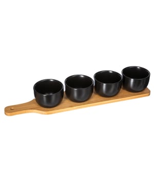 
Bamboe en aardewerk is een erg mooie en trendy combinatie die vooral warmte uitstraalt. Serveer uw hapjes  op dit prachtige bamboe plank en ze maken meteen indruk! Het dienblad is gemaakt van 100% bamboe en heeft de afmetingen L41,2 x B8 cm. Dankzij de handvatten is het dienblad bovendien makkelijk draagbaar. Deze set van 5 bestaat uit: dienblad, 5 aardwerk potjes. MATERIAAL: 100% Bamboe, Aardewerk KLEUR: Zwart AFMETING: L41,2 x B8 cm ONDERHOUDSVOORSCHRIFTEN: Wij raden u aan na gebruik het dienblad schoon te maken met warm water, een vochtige doekje en mild reinigingsmiddel.   Merk: CASA DI ELTURO Materiaal: Bamboe Kleur: Zwart