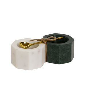 
Productomschrijving: Voeg een vleugje luxe toe aan je eettafel met dit stijlvolle Marmeren Zout- en Peperstel. Gemaakt van hoogwaardig natuurlijk marmer, in prachtige groen en wit tinten, is dit setje zowel functioneel als een elegant decoratief element. Het komt met een bijpassend goudkleurig lepeltje voor het eenvoudig doseren van zout, peper of andere kruiden. Met zijn compacte afmetingen van L13 x B6 x H5 cm past dit set perfect op elke tafel zonder te veel ruimte in te nemen, terwijl het een verfijnde uitstraling biedt die bijdraagt aan de sfeer van elke maaltijd. Belangrijkste kenmerken: Materiaal: Hoogwaardig marmer voor een luxe uitstraling en duurzaamheid Kleur: Groen en wit marmer voor een modern, stijlvol contrast Afmetingen: L13 x B6 x H5 cm, compact en elegant Inclusief lepeltje: Goudkleurig lepeltje voor eenvoudig gebruik Dit Marmeren Zout- en Peperstel is de perfecte combinatie van functionaliteit en verfijnde esthetiek, een must-have voor elke stijlvolle keuken of eettafel! Merk: CASA DI ELTURO Materiaal: Marmer Kleur: Groen