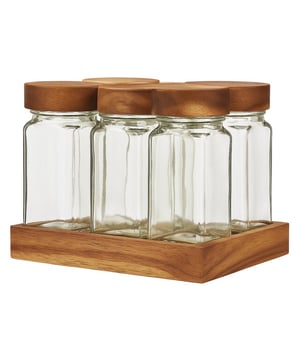 
Breng stijl en organisatie in je keuken met deze set van 6 glazen kruidenpotjes op een elegant acaciahouten plateau. Deze hoogwaardige transparante glazen potjes bieden een luxe uitstraling en houden je kruiden langer vers. De houten deksels zorgen voor een luchtvrije afsluiting, terwijl de potjes voorzien zijn van een handige schud- of gietdop. De set wordt geleverd met 6 herbruikbare etiketten, zodat je eenvoudig je kruiden kunt labelen. Dankzij het compacte formaat van 17x12x11 cm past deze set perfect op je aanrecht of in je keukenkastje. Set van 6 glazen kruidenpotjes – Duurzaam en stijlvol Inclusief acaciahouten deksels – Luxe en natuurlijke uitstraling Handig schud- en gietdop systeem – Voor gecontroleerde dosering Inclusief houten plateau – Houdt je kruiden georganiseerd Wordt geleverd met herbruikbare etiketten – Voor eenvoudige labeling Compact formaat (17x12x11 cm) – Perfect voor elke keuken Upgrade je keuken met deze stijlvolle en functionele kruidenpotjes en geniet van een georganiseerde en overzichtelijke kruidenvoorraad! MATERIAAL: Glas, Acaciahout KLEUR: Bruin AFMETING: 17x12x11 cm Merk: CASA DI ELTURO Materiaal: Glas Kleur: Bruin