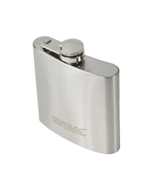 
De Regatta heupfles is gemaakt van roestvrij staal met een capaciteit van 170ml/6oz.. Het is een stoere, praktische en compacte plek om uw avontuurlijke vloeistoffen op te slaan. 100% Roestvrij Staal.