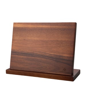 
Ontdek de perfecte balans tussen functionaliteit en design met het SOPHIOR Magnetisch Messenblok van acaciahout.   Krachtig magnetisch messenblok voor veilige messenopslag Vervaardigd uit duurzaam en prachtig acaciahout Elegant design dat past in elke keuken   Het SOPHIOR Magnetisch Messenblok is meer dan alleen een praktische opbergoplossing voor je messen. Het is een ware eyecatcher die je keuken naar een hoger niveau tilt. Het prachtige acaciahout straalt warmte en natuurlijke schoonheid uit, terwijl het robuuste ontwerp zorgt voor stabiliteit en duurzaamheid. Dankzij de sterke magneten in het blok blijven je messen veilig op hun plek, altijd binnen handbereik maar nooit in de weg. Dit innovatieve systeem beschermt niet alleen je messen, maar maakt het ook makkelijk om het juiste mes te kiezen voor elke kookklus.   Met een gewicht van 1,58 kg staat het SOPHIOR Messenblok stevig op je aanrecht. Je hoeft je geen zorgen te maken over omvallen of verschuiven tijdens het gebruik. De ruime afmetingen bieden plaats aan al je favoriete messen, van een klein aardappelmesje tot een grote koksmes. Onderhoud is een fluitje van een cent: een simpele afveegbeurt met een vochtige doek is voldoende om het blok in topconditie te houden. Let op: het blok is niet vaatwasserbestendig, maar dat is ook niet nodig dankzij het onderhoudsvriendelijke oppervlak.   Of je nu een doorgewinterde chef-kok bent of een enthousiaste hobbykok, het SOPHIOR Magnetisch Messenblok is de perfecte aanvulling voor je keuken. Het combineert stijl, functionaliteit en veiligheid op een manier die je elke dag opnieuw zult waarderen. Bestel nu en ervaar zelf hoe dit prachtige messenblok je kookervaring naar een hoger niveau tilt. Maak vandaag nog de keuze voor kwaliteit en design – je keuken verdient het! Kleur: BruinAfmetingen: 31 cm x 22,5 cm x 10,5 cm