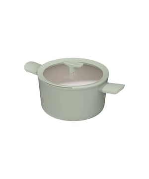 
<h2>BergHOFF Leo Balance Sage Soeppan 24 cm</h2>
<ul>
<li>Gemaakt van licht materiaal dat makkelijk te hanteren is</li>
<li>De volle bodem geleidt warmte snel en gelijkmatig voor energiezuinig koken</li>
<li>Eenvoudig te reinigen</li>
<li>Hittebestendig handvat voor extra comfort en veiligheid</li>
<li>Doorzichtige glazen deksel met afgiet functie</li>
<li>Speciaal handvat met lepelhouder </li>
<li>100% duurzame en gezonde CeraGreen keramische antiaanbaklaag </li>
</ul>
<p> </p>
<p><strong>Uitgebreide omschrijving </strong></p>
<p>De BergHOFF Leo Balance Sage Kookpan 24 cm is de perfecte keuze voor dagelijks koken. Dankzij het lichte materiaal is de pan makkelijk te hanteren, zelfs als deze vol is. De volle bodem zorgt voor een snelle en gelijkmatige warmteverdeling, wat koken energiezuinig maakt. Met de duurzame CeraGreen keramische antiaanbaklaag kook je op een gezonde manier zonder dat ingrediënten blijven plakken. De pan is eenvoudig schoon te maken, zodat je meer tijd overhoudt voor andere dingen.</p>
<p>Het hittebestendige handvat biedt extra comfort en veiligheid tijdens het koken. Het doorzichtige glazen deksel heeft een handige afgietfunctie, ideaal voor bijvoorbeeld pasta of groenten. Bovendien is het speciaal ontworpen handvat voorzien van een geïntegreerde lepelhouder, zodat je werkblad netjes blijft. De BergHOFF Leo Balance Sage Kookpan combineert gebruiksgemak met een stijlvol design, en is een duurzame keuze voor elke keuken.</p>
<p> </p>
<p><