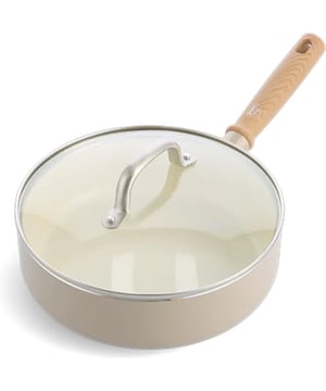 
<h2>Greenchef Nordics Antiaanbak hapjespan Crème 24 cm</h2>
<ul>
<li>PFAS-vrije keramische antiaanbaklaag</li>
<li>Geschikt voor alle warmtebronnen</li>
<li>Antiaanbaklaag versterkt met diamant</li>
<li>Ovenbestendig tot 220ºC</li>
<li>Warmt gelijkmatig op</li>
<li>Vaatwasmachine bestendig</li>
<li>Handgreep van mooi houtlook design </li>
</ul>
<p><strong>Uitgebreide omschrijving</strong></p>
<p>De Greenchef Nordics hapjespan van 24 cm in een stijlvolle crèmekleur is een duurzame en gebruiksvriendelijke keuze voor elke keuken. De pan is voorzien van een PFAS-vrije keramische antiaanbaklaag, die versterkt is met diamant voor extra stevigheid en langdurig gebruik. Dankzij deze laag bak je zonder veel olie of boter, en blijven gerechten niet plakken. De pan warmt snel en gelijkmatig op, waardoor je altijd optimaal kookresultaat behaalt. Bovendien is de pan geschikt voor alle warmtebronnen, inclusief inductie, en kan hij in de oven tot 220ºC.</p>
<p>Het elegante ontwerp van de Greenchef Nordics hapjespan valt op door de handgreep met een warme houtlook, die prettig in de hand ligt en zorgt voor een stijlvolle uitstraling. Na gebruik is schoonmaken eenvoudig: de pan is vaatwasmachinebestendig, al blijft met de hand afwassen aanbevolen voor het behoud van de antiaanbaklaag. Deze veelzijdige en duurzame hapjespan is een ideale keuze voor dagelijks koken met een vleugje Scandinavische stijl.</p>
<p>--faq--</p>
<div>
<h3>Veel gestelde vragen</h3>
<div class="active">
<h4>Wat zijn de voordelen van pannen met een keramische laag?<i class="fa fa-plus"> </i><i class="fa fa-minus"> </i></h4>
<p>Pannen met een keramische laag hebben verschillende voordelen. Ze zijn lichter van gewicht en hebben vaak een mooie uitstraling dankzij de coating aan de binnen- en buitenkant. Een groot voordeel van de keramische laag is dat deze een natuurlijke antiaanbakwerking heeft, waardoor eten minder snel aanbakt en je minder olie of vet nodig hebt. Daarnaast zijn keramische pannen vaak geschikt voor verschillende kooktechnieken en warmtebronnen, mits ze correct worden gebruikt.</p>
</div>
<div>
<h4>Wat zijn de nadelen van pannen met een keramische laag?<i class="fa fa-plus"> </i></h4>
<p>Hoewel keramische pannen veel voordelen hebben, zijn er ook enkele nadelen. De keramische coating is minder slijtvast dan bijvoorbeeld een RVS-pan en kan na verloop van tijd beschadigen of slijten. Daarnaast zijn deze pannen niet geschikt voor koken op hoog vermogen, omdat te hoge temperaturen de coating kunnen aantasten. Het wordt aangeraden om maximaal 60% van het vermogen van de kookplaat te gebruiken om de levensduur van de pan te verlengen en beschadiging te voorkomen.</p>
</div>
</div>