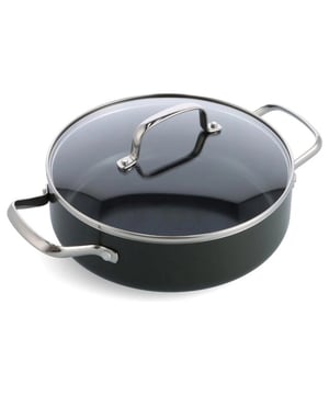 
<h2>Dagelijkse Kost Jeroen Meus hapjespan met deksel 28cm</h2>
<ul>
<li>Stevige bodem voor snelle en gelijkmatige warmteverdeling</li>
<li>Ideaal voor krokante korstjes op vlees en vis</li>
<li>Makkelijk schoon te maken dankzij de keramische antikleeflaag</li>
<li>Geschikt voor alle warmtebronnen, inclusief inductie en oven tot 200 °C</li>
<li>Duurzame, ovenvaste greep</li>
<li>PFAS-vrij en vaatwasmachinebestendig</li>
</ul>
<p><strong>Uitgebreide omschrijving </strong></p>
<p>Deze Dagelijkse Kost hapjespan van Jeroen Meus met een diameter van 28 cm is ontworpen om iedere maaltijd tot een succes te maken. Dankzij de stevige bodem geniet je van een snelle en gelijkmatige warmteverdeling, waardoor gerechten gelijkmatig garen en mooie, krokante korstjes krijgen. De keramische antikleeflaag, gemaakt van natuurlijke materialen, zorgt ervoor dat ingrediënten niet blijven plakken en dat je pan eenvoudig schoon te maken is. Bovendien is deze antikleeflaag volledig PFAS-vrij, wat betekent dat je zonder zorgen een gezonde maaltijd bereidt.</p>
<p>De pan is geschikt voor alle warmtebronnen, inclusief inductie, en kan zelfs veilig de oven in tot 200 °C. De duurzame, ovenvaste greep biedt een stevige grip, zodat je gemakkelijk van kookplaat naar oven kunt gaan. Hoewel de pan vaatwasmachinebestendig is, wordt handwas aanbevolen om de levensduur te verlengen. Met de Dagelijkse Kost hapjespan haal je een veelzijdige, duurzame en milieuvriendelijke pan in huis die je jarenlang plezier geeft in de keuken.</p>