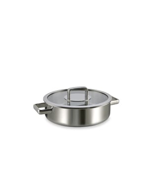 
<p><strong>Korte omschrijving Habonne Royal Hapjespan - 24 cm - met glazen deksel </strong></p>
<ul>
<li>Geschikt voor alle warmtebronnen</li>
<li>Triply materiaal</li>
</ul>
<p><strong>Uitgebreide omschrijving</strong></p>
<p>Royal is uitgevoerd in “meerlagen rvs materiaal”. Deze hoogwaardige pannenserie is uitgevoerd in hoogglans roestvrijstaal. Het unieke van deze meerlaagspannen is dat het materiaal vloeiend overloopt vanuit de bodem tot aan de rand van de pan. Dit zorgt voor een snellere en gelijkmatige opwarming van de pan. Met als gevolg dat u met deze pannen energie bespaart, er meer vitaminen en voedingsstoffen behouden blijven en u dus smakelijker eet. Typisch Habonne. De gesloten schenkrand in combinatie met de deksels maakt afgieten makkelijker. Aan de degelijke forse roestvrijstalen grepen merk je dat je een geweldige pan in de hand hebt. Aan de binnenzijde is een inhoudsverdeling aangebracht. Natuurlijk zijn de Royal pannen geschikt voor alle warmtebronnen inclusief inductie, de oven én de vaatwasser.</p>
<p> </p>
<p><a href="https://www.vdgardewarenhuis.nl/brands/habonne/">Bekijk hier alle producten van Habonne.</a></p>