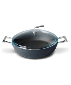 
<p><strong>Korte omschrijving Materia Hapjespan laag met pyrex deksel 28cm</strong></p>
<ul>
<li>Stijl volle hapjespan</li>
<li>28cm in diameter</li>
<li>Vaatwasser geschikt</li>
<li>Geschikt voor alle warmtebronnen</li>
<li>Inclusief glasdeksel</li>
</ul>
<p> </p>
<p><strong>Uitgebreide omschrijving</strong></p>
<p>Deze handige robuuste hapjespan / sauteuse 28 is gemaakt van een zeer krasbestendige Resistek binnencoating.</p>
<p>De pan is geschikt voor alle warmtebronnen. De binnenkant van de pan heeft een robuuste anti-kleefcoating Resistek Superior Quality waardoor extra krasbestendig zonder PFOA, zonder nickel, 100% recyclebaar. De pan heeft RVS koudgrepen. Dat is erg veilig tijdens het kokkerellen.</p>
<p>De buitenkant van de pan heeft een stoere mat zwarte buitenzijde. De pan heeft een gelijkmatige en perfecte hittegeleiding tot aan de bovenrand van de pan. Door de goede warmtegeleiding is deze pan extra energiezuinig en het eten sneller klaar. Deze pan is vaatwasmachine bestendig. Made in Italy.</p>