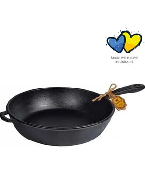 
De gietijzeren hapjespan van Maysternya is een must-have voor iedere liefhebber van koken. Deze pan is gemaakt van hoogwaardig gietijzer, waardoor hij de warmte op een gelijkmatige manier verdeelt en vasthoudt. Hierdoor kunt u genieten van perfect gebakken hapjes, keer op keer. Met een diameter van 24 cm en een hoogte van 6 cm, is deze pan ideaal voor het bereiden van kleine gerechten zoals tapas, hapjes of eenpersoonsmaaltijden. Dankzij het metalen handvat kunt u de pan gemakkelijk van het fornuis naar de tafel verplaatsen, zonder dat u uw handen brandt. De hapjespan is geschikt voor alle warmtebronnen, waaronder gas, elektrisch, keramisch en inductie. Dit betekent dat u de pan kunt gebruiken op elk type fornuis, zonder dat u een aparte pan nodig heeft. De zwarte kleur van de pan geeft hem een elegant en tijdloos uiterlijk, dat perfect past bij elke keukenstijl. Bovendien is de pan voorzien van een duurzame en stevige afwerking, zodat hij jarenlang meegaat. Of u nu een professionele chef-kok bent of gewoon graag in de keuken experimenteert, de gietijzeren hapjespan van Maysternya is een essentieel hulpmiddel voor het bereiden van heerlijke maaltijden. Bestel nu en ontdek zelf het gemak en de kwaliteit van deze pan!   Materiaal: Gietijzer