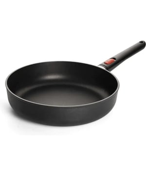 
<h2>Woll Eco Lite Hapjespan 28cm</h2>
<ul>
<li>100% gerecycled aluminium</li>
<li>Duurzaam en milieubewust</li>
<li>PFAS-vrij</li>
<li>Non-stick Diamond QXR coating</li>
<li>Afneembare steel</li>
<li>Makkelijk op te bergen</li>
<li>Ovengeschikt tot  200 °C (zonder handvat)</li>
<li>Handwas aangeraden</li>
</ul>
<div class="flex-shrink-0 flex flex-col relative items-end">
<div>
<div class="pt-0"> </div>
</div>
</div>
<div class="group/conversation-turn relative flex w-full min-w-0 flex-col agent-turn">
<div class="flex-col gap-1 md:gap-3">
<div class="flex max-w-full flex-col flex-grow">
<div class="min-h-8 text-message flex w-full flex-col items-end gap-2 whitespace-normal break-words [.text-message+&]:mt-5" dir="auto" data-message-author-role="assistant" data-message-id="4e63e319-29b9-42b3-9202-8221f9812303">
<div class="flex w-full flex-col gap-1 empty:hidden first:pt-[3px]">
<div class="markdown prose w-full break-words dark:prose-invert dark">
<h3>Veelzijdige hapjespan voor elke keuken</h3>
<p>De Woll Eco Lite Hapjespan 28 cm is de ideale pan voor iedereen die graag varieert in de keuken. Gemaakt van gerecycled aluminium, biedt deze pan een lichte en duurzame oplossing voor al je kookbehoeften. Bovendien is de pan PFAS-vrij, zodat je met een gerust hart gezonde maaltijden kunt bereiden. </p>
<p> </p>
<h3>Praktische afneembare steel</h3>
<p>Deze hapjespan is voorzien van een afneembare steel, wat zorgt voor extra gebruiksgemak. Je kunt de pan eenvoudig in de oven plaatsen tot 200 °C (zonder steel), perfect voor het gratineren van gerechten. Dankzij de afneembare steel is de hapjespan ook makkelijk op te bergen, zelfs in kleinere keukens.</p>
<p> </p>
<h3>Geschikt voor alle warmtebronnen</h3>
<p>Of je nu kookt op gas, inductie, elektrisch of keramisch, de Woll Eco Lite Hapjespan is geschikt voor elke warmtebron. De robuuste aanbaklaag zorgt ervoor dat je minder vet of olie nodig hebt, waardoor je gezonder kunt koken. Daarnaast is de pan gemaakt in Duitsland, wat garant staat voor kwaliteit en vakmanschap.</p>
<p> </p>
<h3>Ideaal voor dagelijks gebruik</h3>
<p>De Woll Eco Lite Hapjespan is een must-have voor elke thuischef. Met zijn ruime formaat en lichte gewicht is deze pan perfect voor het bereiden van eenpansgerechten, stoofschotels en meer. Dankzij het duurzame ontwerp en de robuuste constructie gaat de pan lang mee, zelfs bij dagelijks gebruik. Koken wordt een plezier met deze veelzijdige hapjespan!</p>
</div>
</div>
</div>
</div>
</div>
</div>