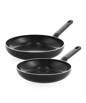 
<p><strong>Korte omschrijving BK Easy Induction Keramische Koekenpannenset - 24 + 28 cm</strong></p>
<ul>
<li>Ovenbestendig tot 160ºC</li>
<li>Geschikt voor alle kookplaten, inclusief inductie!</li>
<li>keramische antiaanbaklaag voor gezond koken in je keuken!</li>
<li>Vaatwasserbestendig</li>
<li>De bodem van 5,5 mm geeft je een snelle warmtegeleiding</li>
<li>PFAS vrije Coating</li>
<li>Stevige kunststof koudgrepen voor optimale grip</li>
</ul>
<p><strong>Uitgebreide omschrijving</strong></p>
<p>Deze prachtige BK koekenpannenset is al bij vele de favoriete koekenpan in het huis. Deze koekenpan is gemaakt van stevig dik Aluminium en beschikt over een gezonde Keramische antiaanbaklaag. Zo zorg je ervoor dat koken letterlijk een eitje word! Liever geen warme handen tijdens het koken? Geen probleem! De kunststof koud grepen zorgen ervoor dat de warmte niet naar de handvaten geleid. Dit zorgt ervoor dat je met een gerust hard kan koken in je favorieten koekenpannen. </p>
<p>De koekenpannenset bevat een pan van 24cm en 28cm. Er is dus altijd een passende pan bij je maaltijd. De pan is geschikt voor alle warmtebronnen dus ook inductie. Moet je gerecht heel even in de oven op lage temperatuur? Dan kan het gewoon in de koekenpan blijven zitten. De pan is bestendig tot een ovenwarmte van 160ºC. </p>
<p>De easy Induction serie van BK is een veelzijdige serie met vrijwel alle formaten pannen, hapjespannen, wokpannen en koekenpannen. Ze hebben vrijwel allemaal een zwarte kleur, koudgrepen en een keramische antiaanbaklaag.</p>