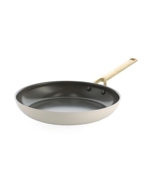 
<h2>BK Sublime Koekenpan Crème - 28 cm</h2>
<ul>
<li>PFAS-vrije Thermolon keramische antiaanbaklaag</li>
<li>Body gemaakt van 100% gerecycled aluminium</li>
<li>Ovengeschikt tot 220°C</li>
<li>De Magneto™ inductiebodem is een stevige en dikke basis voor de pan</li>
<li>Verkrijgbaar in 2 mooie kleuren</li>
</ul>
<p><strong>Uitgebreide informatie :</strong></p>
<p>Met de BK Sublime Koekenpan Crème - 28 cm kook je gezonder en milieubewuster. Deze pan is voorzien van een PFAS-vrije Thermolon keramische antiaanbaklaag, waardoor je minder vet nodig hebt tijdens het bakken en geen schadelijke stoffen vrijkomen. De body van de pan is gemaakt van 100% gerecycled aluminium, wat niet alleen duurzaam is, maar ook zorgt voor een lichtgewicht pan die gemakkelijk te hanteren is. Dankzij de stevige Magneto™ inductiebodem is de warmteverdeling perfect en is de pan geschikt voor alle warmtebronnen, inclusief inductie.</p>
<p>Deze BK Sublime koekenpan is niet alleen functioneel, maar ook stijlvol. De crème kleur geeft je keuken een frisse en moderne uitstraling. Daarnaast is de pan ovenbestendig tot 220°C, waardoor je gerechten eenvoudig in de oven kunt afmaken. De pan is verkrijgbaar in twee prachtige kleuren, zodat je altijd een variant kunt kiezen die bij jouw stijl past. Met de BK Sublime haal je een duurzame, praktische en mooie pan in huis, ideaal voor dagelijks gebruik.</p>