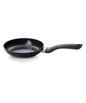 
<h2>Fissler Essential Koekenpan 28 cm</h2>
<ul>
<li>Ergonomische handgreep</li>
<li>PFAS-vrij</li>
<li>Handwas aanbevolen</li>
<li>Keramische PFAS-vrije antiaanbaklaag</li>
<li>Gemaakt van 100% gerecycled aluminium </li>
<li>Niet geschikt voor kookplaten met een hoogvermogen</li>
</ul>
<h3><strong>Uitgebreide informatie</strong></h3>
<p data-start="0" data-end="590">De Fissler Essential Koekenpan van 28 cm is een handige pan voor alledaags gebruik. Dankzij de keramische antiaanbaklaag bereid je gerechten zonder dat ze blijven plakken. Deze laag is volledig vrij van PFAS, waardoor je gezonder kunt koken. De pan is gemaakt van 100% gerecycled aluminium, wat bijdraagt aan een duurzamer huishouden. De ergonomische handgreep ligt prettig in de hand en blijft koel tijdens het koken, wat zorgt voor extra comfort en veiligheid. Door het lichte gewicht is de pan makkelijk hanteerbaar, bijvoorbeeld bij het omdraaien van een pannenkoek of een stukje vlees.</p>
<p data-start="592" data-end="1178" data-is-last-node="" data-is-only-node="">Hoewel de pan geschikt is voor de meeste kookplaten, is deze niet aan te raden bij kookplaten met een hoog vermogen. De pan is namelijk minder goed bestand tegen zeer hoge temperaturen. Voor een langere levensduur wordt het aangeraden om de pan met de hand af te wassen. Zo blijft de keramische antiaanbaklaag optimaal presteren. Met de Fissler Essential Koekenpan kies je voor gebruiksgemak, comfort en duurzaamheid in de keuken. Perfect voor het bakken van eieren, groente of kleine gerechten voor één of twee personen. Een fijne basis pan voor dagelijks gebruik in een bewuste keuken.</p>
<p> </p>
<p> </p>
<p> </p>