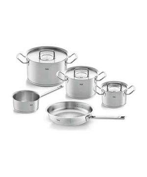 
<h2>Fissler Original Profi Collection 5 Delig Steel- en koekenpan - RVS deksels</h2>
<ul>
<li>Hoge Kookpannen: 16 cm | 20 cm | 24 cm</li>
<li>Steelpan, zonder deksel: 16 cm</li>
<li>Koekenpan, zonder deksel: 24 cm</li>
<li>Koudgrepen</li>
<li>Vaatwasmachinebestending</li>
<li>Geschikt voor alle warmtebronnen, ook inductie en de oven (tot 230 ⁰C)</li>
<li>RVS deksels</li>
<li>Gelaserde maatverdeling in de pannen</li>
</ul>
<p> </p>
<p><strong>Uitgebreide omschrijving</strong></p>
<p>Het moderne uiterlijk van de pannen heeft een harmonieus design, waarbij geborsteld staal gecombineerd is met hoogglans roestvrij staal. De mooie hoeken in de pannen zijn niet slechts esthetisch, maar ook ontzettend handig, omdat ze dienen als extra brede schenkrand. Deze zorgt dat je kan schenken zonder te knoeien en zo je keuken schoon houdt tijdens het koken.<br />Ook de grepen zijn hoekig, zodat ze extra ergonomisch zijn. De 'stay-cool' grepen worden niet warm en kunnen gerust worden opgepakt zonder het gebruik van pannenlappen. Aan de binnenkant van de pannen zit een handige maatverdeling voor liters en quarts. Zo kun je gemakkelijk koken zonder het gebruik van een maatbeker.</p>
<p>Het hoogwaardige 18/10 roestvrij staal waarvan de pannen gemaakt zijn, zijn robuust en gemakkelijk schoon te maken in de vaatwasser. De bekende, kwalitatief hoge Cookstar bodem vormt ook de basis bij de pannen uit de Original-Profi Collection. De pannen zijn geschikt voor elke warmtebron (inclusief inductie) én mogen in de oven tot 230 ⁰C.</p>