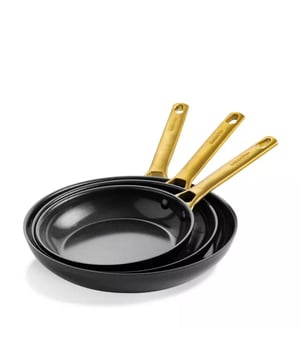 
<h2>Greenpan One-Five Black koekenpannenset 20cm 24cm 28cm</h2>
<ul>
<li>Thermolon™ Diamond keramische antiaanbaklaag voor moeiteloos koken en schoonmaken</li>
<li>Vrij van schadelijke stoffen zoals PFAS, PFOA, lood en cadmium</li>
<li>Duurzaam aluminium met gelijkmatige warmteverdeling</li>
<li>Ergonomische handgrepen blijven koel tijdens het koken</li>
<li>Geschikt voor alle warmtebronnen, inclusief inductie</li>
</ul>
<p><strong>Uitgebreide omschrijving </strong></p>
<p>Geavanceerde antiaanbaktechnologie: De Greenpan One-Five Black Bakpannenset is voorzien van de Thermolon™ Diamond keramische antiaanbaklaag. Deze innovatieve laag is versterkt met diamantkristallen, waardoor de pannen extra duurzaam en krasbestendig zijn. Bovendien zorgt de antiaanbaklaag voor moeiteloos koken en gemakkelijk schoonmaken.</p>
<p>Gezond koken: De Thermolon™ Diamond antiaanbaklaag is vrij van schadelijke stoffen zoals PFAS, PFOA, lood en cadmium. Hierdoor kun je met een gerust hart gezonde maaltijden bereiden voor jezelf en je gezin. Daarnaast is er minder olie of boter nodig bij het koken, waardoor je gerechten lichter en gezonder worden.</p>
<p>Duurzaamheid en gelijkmatige warmteverdeling: De pannen zijn gemaakt van hoogwaardig aluminium dat zorgt voor snelle en gelijkmatige warmteverdeling. Dit resulteert in perfect bereide gerechten. Bovendien zijn de pannen voorzien van een extra dikke bodem die ervoor zorgt dat de warmte goed wordt vastgehouden.</p>
<p>Ergonomisch design: De Greenpan One-Five Black Bakpannenset is ontworpen met oog voor comfort en gebruiksgemak. De ergonomische handgrepen liggen prettig in de hand en blijven koel tijdens het koken. Hierdoor kun je de pannen veilig en gemakkelijk hanteren.</p>
<p>Geschikt voor alle warmtebronnen: De pannen in deze set zijn geschikt voor alle warmtebronnen, inclusief inductie. Of je nu een gasfornuis, keramische kookplaat of inductiekookplaat hebt, je kunt deze pannen moeiteloos gebruiken.</p>