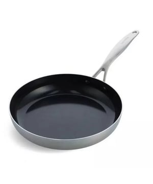 
<h2><strong>Korte omschrijving Greenpan Geneva Koekenpan 28cm</strong></h2>
<ul>
<li>Keramische anti-aanbaklaag</li>
<li>Elegante roestvrijstalen handgrepen met een ultra-matte finish</li>
<li>Geschikt voor alle warmtebronnen</li>
<li>Vaatwasmachine bestendig</li>
<li>Materiaal: Triply RVS</li>
<li>Ovenbestendig tot 220ºC</li>
</ul>
<p><strong>Uitgebreide omschrijving</strong></p>
<p>De Greenpan Geneva Koekenpan van 28cm is een fantastische koekenpan voor elk gerecht in de keuken! De pan is gebouwd van Triply RVS met een hoogwaardige keramische anti-aanbaklaag. Kortom deze pan gaat jaren lang mee en behoud het gemak dat je eten niet snel aanbakt. </p>
<p>De Geneva koekenpan is geschikt voor alle warmte bronnen. Dit is inclusief inductie en de oven. In tegenstelling tot andere koekenpannen kan deze pan in de oven tot wel 220ºC! Kortom deze pan is ideaal voor een heerlijk stukje vlees, groente, aardappelen en nog veel meer! Tevens is de pan vrij van schadelijke stoffen zoals : <span style="font-weight: 400;">PFOA, PFAS & PTFE </span></p>
<p><span style="font-weight: 400;">Het elegante design zorgt voor een nette en moderne pan in je keuken. De roestvrijstalen handgrepen met een ultra mat finish maken dit nog beter af!</span></p>