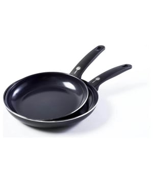 
<h2>GreenPan Cambridge Koekenpannenset 24cm + 28cm</h2>
<ul>
<li>Thermolon™ keramische antiaanbaklaag voor moeiteloos koken</li>
<li>Vrij van schadelijke PFAS-chemicaliën</li>
<li>Duurzaam aluminium voor gelijkmatige warmteverdeling</li>
<li>Comfortabele en veilige koelblijvende handgrepen</li>
<li>Geschikt voor alle warmtebronnen</li>
</ul>
<p><strong>Uitgebreide omschrijving </strong></p>
<p>Maak kennis met de GreenPan Cambridge Koekenpannenset, een ideale keuze voor gezond en milieuvriendelijk koken. Deze set bestaat uit twee koekenpannen van 24cm en 28cm, en biedt een perfecte combinatie van kwaliteit, prestaties en duurzaamheid.</p>
<p>Geavanceerde antiaanbaktechnologie: De GreenPan Cambridge Koekenpannenset is voorzien van de exclusieve Thermolon™ keramische antiaanbaklaag. Deze geavanceerde laag zorgt voor uitstekende antiaanbakeigenschappen, waarbij je gerechten moeiteloos kunt bereiden zonder dat ze aan de pan blijven plakken.</p>
<p>PFAS-vrij koken: Een van de belangrijkste kenmerken van deze koekenpannenset is dat ze PFAS-vrij zijn. PFAS zijn schadelijke chemicaliën die in veel traditionele antiaanbakpannen worden gebruikt. Met de GreenPan Cambridge pannen kun je met een gerust hart gezonde maaltijden bereiden, omdat ze vrij zijn van deze potentieel schadelijke stoffen.</p>
<p>Duurzaamheid en gelijkmatige warmteverdeling: De pannen zijn gemaakt van duurzaam aluminium dat zorgt voor snelle en gelijkmatige warmteverdeling. Hierdoor worden je gerechten gelijkmatig gekookt en behouden ze hun smaak en textuur. Bovendien zijn de pannen bestand tegen dagelijks gebruik en gaan ze lang mee.</p>
<p>Comfortabele en veilige handgrepen: De GreenPan Cambridge Koekenpannenset is voorzien van ergonomische handgrepen die koel blijven tijdens het koken. Dit zorgt voor een comfortabele en veilige grip, waardoor je de pannen gemakkelijk kunt hanteren zonder het risico op brandwonden.</p>
<p>Geschikt voor alle warmtebronnen: Of je nu een gasfornuis, elektrische kookplaat, keramische kookplaat of inductiekookplaat hebt, deze pannen kunnen op alle warmtebronnen worden gebruikt. Hierdoor zijn ze zeer veelzijdig en geschikt voor elk type keuken.</p>