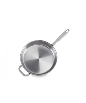 
<p><strong>Korte omschrijving Habonne Master 5-ply - Koekenpan - 28 cm - met tegengreep</strong></p>
<ul>
<li>Meerlaags roestvrij staal: behuizing van hoogwaardig roestvrij staal met aluminium kern voor een snelle en gelijkmatige warmteverdeling</li>
<li>Duurzame gebogen rand: voor druppelvrij gieten</li>
<li>Gesloten rand: om corrosie te voorkomen, voor extra duurzaamheid</li>
<li>Gemakkelijk te reinigen: vaatwasserbestendig, naadloze binnenkant van roestvrij staal</li>
<li>Geschikt voor alle fornuizen: ook inductie</li>
<li>Ovenbestendig tot 220°C: zodat je de pannen zo van het fornuis de oven in kunt schuiven</li>
</ul>
<p><strong>Uitgebreide omschrijving</strong></p>
<p>De Habonne Master koekenpannen zijn opgebouwd uit vijf verschillende lagen. Aan de buitenzijde zit een laag 18/0 edelstaal, gevolgd door een laag aluminium, een laag versterkt aluminium, een laag aluminium en aan de binnenzijde een laag 18/10 edelstaal. De pan heeft een dichtgelegde gietrand, waardoor de pan vaatwasmachinebestendig is. </p>
<p> </p>
<p><a href="https://www.vdgardewarenhuis.nl/brands/habonne/">Bekijk hier alle producten van Habonne.</a></p>