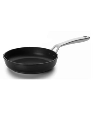 
<p><strong>Korte omschrijving Ibili Titan Koekenpan - 28cm</strong></p>
<ul>
<li>Hoogte 10 cm</li>
<li>Diameter 28 cm (van bovenaf gemeten)</li>
<li>Bodemmaat 23,5cm</li>
<li>Gewicht 1400 gram</li>
</ul>
<p><strong>Uitgebreide omschrijving</strong></p>
<p>De ontwerper van Ibili heeft met de Titan serie een koekenpannen lijn ontwikkeld die bekroond is met het predicaat beste inductie pan*. Hoewel deze serie speciaal ontwikkeld is voor inductie koken is deze lijn ook zeer geschikt voor de traditionele gas-ceramische kookplaat.</p>
<p>De body is gemaakt van gegoten aluminium. Door dit gietproces krijgt de pan een vaste vorm. Deze vaste vorm is spanningsvrij. Dit voorkomt kromtrekken.</p>
<p>De bodem is extra versterkt met een massieve RVS plaat die een hoog magnetisch staalgehalte bevat. Deze full inductie bodem zorgt voor 100% detectie van de pan waardoor je het volledige rendement uit je inductiekookplaat haalt.</p>
<p>De holle steel met ophangoog is maximaal hitte werend*. De mat geborstelde RVS steel afgezet tegen de smooth zwarte body is een bijzonder fraai stijlaccent. Deze pannen mogen gezien worden!</p>
<ul>
<li>Mooi design: de smooth zwarte body in combinatie met de mat geborstelde RVS steel maakt de pan een sieraad in elke keuken.</li>
<li>Gegoten aluminium: Door het gietproces is de body van de pan spanningsvrij en daardoor vormvast.</li>
<li>Energie besparend tot 40%: gietaluminium is snel op temperatuur, slaat de warmte goed op en geeft deze gelijkmatig af. Zodra de pan op temperatuur is kun je het vermogen met de helft minderen. Dat is goed voor je portemonnee en ons milieu.</li>
<li>Antistickcoating: (100 % PFOA vrij) de coating bestaat uit 3 lagen en is extra gehard voor een nog langere levensduur. De hittebestendigheid is 240 C</li>
<li>Full-inductie bodem: de bodem is versterkt met een massieve RVS plaat die een hoog magnetisch staalgehalte bevat. Dit zorgt voor 100 % detectie van de pan waardoor je het volledige rendement uit jouw inductiekookplaat haalt.</li>
<li>Ergonomische greep: het ophang oog is gemaakt van sterk RVS materiaal. De greep is vastgezet met 2 pompnagels aan de body van de pan. Dit is de meest sterke verbinding, wel zo veilig! De holle steel slaat geen warmte op* en heeft een goede stabiele grip voor veilig bakken en braden onder alle omstandigheden</li>
<li>Inhoud: de inhoud van de pan is door de rechte rand extra ruim</li>
<li>Ovenbestendig: de RVS grepen maken het mogelijk deze pannen te gebruiken in de oven.</li>
<li>Garantie: 10 jaar fabrieksgarantie op materiaal en productie fouten.</li>
</ul>
<p><a href="https://www.vdgardewarenhuis.nl/brands/ibili/">Bekijk hier alle producten van Ibili.</a></p>