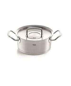 
<p>"Ontdek de perfecte kookervaring met de Fissler Original Profi Kookpan met RVS deksel - 1,4 liter ø 16 cm RVS"</p>
<p>Welkom in de wereld van Fissler, de pionier in hoogwaardige kookpannen. Als je op zoek bent naar de ultieme kookervaring, dan is de Fissler Original Profi Lage Kookpan met RVS deksel jouw ideale keuze. Met zijn ongeëvenaarde kwaliteit, functionaliteit en stijl tilt deze kookpan jouw culinaire avonturen naar een hoger niveau.</p>
<p>De Fissler Original Profi Lage Kookpan is vervaardigd van hoogwaardig roestvrij staal, dat niet alleen duurzaam is, maar ook zorgt voor een gelijkmatige warmteverdeling. Dankzij de 1,4 liter capaciteit en een diameter van 16 cm is deze kookpan perfect geschikt voor kleinere porties of het bereiden van sauzen en bijgerechten. Of je nu een ervaren chef-kok bent of gewoon van koken houdt, deze pan zal je inspireren en uitdagen om de meest heerlijke gerechten te creëren.</p>
<p>De Fissler Original Profi Lage Kookpan is voorzien van een stevig RVS deksel, dat zorgt voor het behoud van warmte en aroma's tijdens het kookproces. Het deksel sluit perfect af, waardoor voedingsstoffen en smaken behouden blijven. Bovendien is de pan uitgerust met een handige maatverdeling aan de binnenkant, waardoor je ingrediënten nauwkeurig kunt afmeten en doseren.</p>
<p>De Fissler Original Profi Lage Kookpan is niet zomaar een kookpan, het is een investering in jouw kookkunsten en culinaire ervaring. Deze pan is geschikt voor alle warmtebronnen, inclusief inductie, en is vaatwasmachinebestendig voor moeiteloos schoonmaken. Het ergonomische handvat biedt een comfortabele grip en blijft koel tijdens het koken, waardoor je veilig en gemakkelijk kunt hanteren.</p>
<p>Kies voor de nummer één in kwaliteit en vakmanschap. Kies voor de Fissler Original Profi Lage Kookpan met RVS deksel - 1,4 liter ø 16 cm RVS en ervaar de ultieme kookervaring waar je altijd van gedroomd hebt. Upgrade jouw keuken met deze veelzijdige kookpan en ontdek waarom Fissler wereldwijd wordt geprezen door professionele koks en culinaire liefhebbers.</p>
<p>Bestel nu jouw Fissler Original Profi Lage Kookpan met RVS deksel en maak van jouw keuken een gastronomisch paradijs!</p>