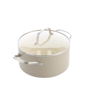 
<h2>Greenchef Nordics Antiaanbak Kookpan Crème - 18 cm</h2>
<ul>
<li>PFAS-vrije keramische antiaanbaklaag</li>
<li>Geschikt voor alle warmtebronnen</li>
<li>Antiaanbaklaag versterkt met diamant</li>
<li>Ovenbestendig tot 200ºC</li>
<li>Warmt gelijkmatig op</li>
<li>Vaatwasmachine bestendig</li>
<li>Inhoud 2.1 liter</li>
<li>Geleverd met glazen deksel</li>
</ul>
<p> </p>
<p>De Greenchef Nordics kookpan van 18 cm in een stijlvolle crèmekleur is ideaal voor het bereiden van kleine porties, zoals soepen, sauzen of groenten. Met een inhoud van 2.1 liter biedt de pan voldoende ruimte voor dagelijkse gerechten. De PFAS-vrije keramische antiaanbaklaag, versterkt met diamant, zorgt ervoor dat voedsel niet blijft plakken en maakt koken gezonder door minder vet te gebruiken. Dankzij de gelijkmatige warmteverdeling worden gerechten perfect gaar. De pan is geschikt voor alle warmtebronnen, inclusief inductie, en ovenbestendig tot 200ºC.</p>
<p>De kookpan wordt geleverd met een glazen deksel, zodat je tijdens het koken gemakkelijk het proces kunt volgen zonder warmte te verliezen. Na gebruik is de pan eenvoudig schoon te maken, omdat hij vaatwasmachinebestendig is. Voor een langere levensduur van de antiaanbaklaag is handwas aanbevolen. Met zijn duurzame materialen en moderne uitstraling is de Greenchef Nordics kookpan een praktische en elegante keuze voor elke keuken.</p>
<p>--faq--</p>
<div>
<h3>Veel gestelde vragen</h3>
<div class="active">
<h4>Wat zijn de voordelen van pannen met een keramische laag?<i class="fa fa-plus"> </i><i class="fa fa-minus"> </i></h4>
<p>Pannen met een keramische laag hebben verschillende voordelen. Ze zijn lichter van gewicht en hebben vaak een mooie uitstraling dankzij de coating aan de binnen- en buitenkant. Een groot voordeel van de keramische laag is dat deze een natuurlijke antiaanbakwerking heeft, waardoor eten minder snel aanbakt en je minder olie of vet nodig hebt. Daarnaast zijn keramische pannen vaak geschikt voor verschillende kooktechnieken en warmtebronnen, mits ze correct worden gebruikt.</p>
</div>
<div>
<h4>Wat zijn de nadelen van pannen met een keramische laag?<i class="fa fa-plus"> </i></h4>
<p>Hoewel keramische pannen veel voordelen hebben, zijn er ook enkele nadelen. De keramische coating is minder slijtvast dan bijvoorbeeld een RVS-pan en kan na verloop van tijd beschadigen of slijten. Daarnaast zijn deze pannen niet geschikt voor koken op hoog vermogen, omdat te hoge temperaturen de coating kunnen aantasten. Het wordt aangeraden om maximaal 60% van het vermogen van de kookplaat te gebruiken om de levensduur van de pan te verlengen en beschadiging te voorkomen.</p>
</div>
</div>