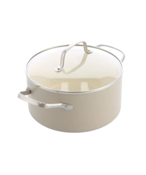 
<h2>Greenchef Nordics Antiaanbak Kookpan Crème - 20 cm</h2>
<ul>
<li>PFAS-vrije keramische antiaanbaklaag</li>
<li>Geschikt voor alle warmtebronnen</li>
<li>Antiaanbaklaag versterkt met diamant</li>
<li>Ovenbestendig tot 200ºC</li>
<li>Warmt gelijkmatig op</li>
<li>Vaatwasmachine bestendig</li>
<li>Inhoud 3.1 liter</li>
<li>Geleverd met glazen deksel</li>
</ul>
<p><strong>Uitgebreide omcshrijving</strong></p>
<p>De Greenchef Nordics kookpan van 20 cm in een stijlvolle crèmekleur is ideaal voor het bereiden van kleine porties, zoals soepen, sauzen of groenten. Met een inhoud van 3.1 liter biedt de pan voldoende ruimte voor dagelijkse gerechten. De PFAS-vrije keramische antiaanbaklaag, versterkt met diamant, zorgt ervoor dat voedsel niet blijft plakken en maakt koken gezonder door minder vet te gebruiken. Dankzij de gelijkmatige warmteverdeling worden gerechten perfect gaar. De pan is geschikt voor alle warmtebronnen, inclusief inductie, en ovenbestendig tot 200ºC.</p>
<p>De kookpan wordt geleverd met een glazen deksel, zodat je tijdens het koken gemakkelijk het proces kunt volgen zonder warmte te verliezen. Na gebruik is de pan eenvoudig schoon te maken, omdat hij vaatwasmachinebestendig is. Voor een langere levensduur van de antiaanbaklaag is handwas aanbevolen. Met zijn duurzame materialen en moderne uitstraling is de Greenchef Nordics kookpan een praktische en elegante keuze voor elke keuken.</p>
<p>--faq--</p>
<div>
<h3>Veel gestelde vragen</h3>
<div class="active">
<h4>Wat zijn de voordelen van pannen met een keramische laag?<i class="fa fa-plus"> </i><i class="fa fa-minus"> </i></h4>
<p>Pannen met een keramische laag hebben verschillende voordelen. Ze zijn lichter van gewicht en hebben vaak een mooie uitstraling dankzij de coating aan de binnen- en buitenkant. Een groot voordeel van de keramische laag is dat deze een natuurlijke antiaanbakwerking heeft, waardoor eten minder snel aanbakt en je minder olie of vet nodig hebt. Daarnaast zijn keramische pannen vaak geschikt voor verschillende kooktechnieken en warmtebronnen, mits ze correct worden gebruikt.</p>
</div>
<div>
<h4>Wat zijn de nadelen van pannen met een keramische laag?<i class="fa fa-plus"> </i></h4>
<p>Hoewel keramische pannen veel voordelen hebben, zijn er ook enkele nadelen. De keramische coating is minder slijtvast dan bijvoorbeeld een RVS-pan en kan na verloop van tijd beschadigen of slijten. Daarnaast zijn deze pannen niet geschikt voor koken op hoog vermogen, omdat te hoge temperaturen de coating kunnen aantasten. Het wordt aangeraden om maximaal 60% van het vermogen van de kookplaat te gebruiken om de levensduur van de pan te verlengen en beschadiging te voorkomen.</p>
</div>
</div>