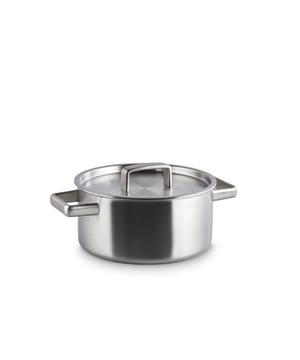 
<p><strong>Korte omschrijving Habonne King Kookpan - 16 cm - RVS - met deksel </strong></p>
<ul>
<li>Geschikt voor alle warmtebronnen</li>
<li>Triply materiaal</li>
</ul>
<p><strong>Uitgebreide omschrijving</strong></p>
<p>King is uitgevoerd in “meerlagen rvs materiaal”. Deze hoogwaardige pannenserie is uitgevoerd in extra mat geborsteld roestvrijstaal. Het unieke van deze meerlaagspannen is dat het materiaal vloeiend overloopt vanuit de bodem tot aan de rand van de pan. Dit zorgt voor een snellere en gelijkmatige opwarming van de pan. Met als gevolg dat u met deze pannen energie bespaart, er meer vitaminen en voedingsstoffen behouden blijven en u dus smakelijker eet. Typisch Habonne. De gesloten schenkrand in combinatie met de deksels maakt afgieten makkelijker. Aan de degelijke forse roestvrijstalen grepen merk je dat je een geweldige pan in de hand hebt. Aan de binnenzijde is een inhoudsverdeling aangebracht. Natuurlijk zijn de King pannen geschikt voor alle warmtebronnen inclusief inductie, de oven én de vaatwasser.</p>
<p> </p>
<p><a href="https://www.vdgardewarenhuis.nl/brands/habonne/">Bekijk hier alle producten van Habonne.</a></p>