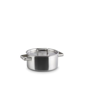 
<p><strong>Korte omschrijving Habonne King Kookpan - 20 cm - RVS - met deksel </strong></p>
<ul>
<li>Geschikt voor alle warmtebronnen</li>
<li>Triply materiaal</li>
</ul>
<p><strong>Uitgebreide omschrijving</strong></p>
<p>King is uitgevoerd in “meerlagen rvs materiaal”. Deze hoogwaardige pannenserie is uitgevoerd in extra mat geborsteld roestvrijstaal. Het unieke van deze meerlaags pannen is dat het materiaal vloeiend overloopt vanuit de bodem tot aan de rand van de pan. Dit zorgt voor een snellere en gelijkmatige opwarming van de pan. Met als gevolg dat u met deze pannen energie bespaart, er meer vitaminen en voedingsstoffen behouden blijven en u dus smakelijker eet. Typisch Habonne. De gesloten schenkrand in combinatie met de deksels maakt afgieten makkelijker. Aan de degelijke forse roestvrijstalen grepen merk je dat je een geweldige pan in de hand hebt. Aan de binnenzijde is een inhoudsverdeling aangebracht. Natuurlijk zijn de King pannen geschikt voor alle warmtebronnen inclusief inductie, de oven én de vaatwasser.</p>
