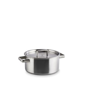 
<p><strong>Korte omschrijving Habonne King Kookpan - 22 cm - RVS - met deksel </strong></p>
<ul>
<li>Geschikt voor alle warmtebronnen</li>
<li>Triply materiaal</li>
</ul>
<p><strong>Uitgebreide omschrijving</strong></p>
<p>King is uitgevoerd in “meerlagen rvs materiaal”. Deze hoogwaardige pannenserie is uitgevoerd in extra mat geborsteld roestvrijstaal. Het unieke van deze meerlaagspannen is dat het materiaal vloeiend overloopt vanuit de bodem tot aan de rand van de pan. Dit zorgt voor een snellere en gelijkmatige opwarming van de pan. Met als gevolg dat u met deze pannen energie bespaart, er meer vitaminen en voedingsstoffen behouden blijven en u dus smakelijker eet. Typisch Habonne. De gesloten schenkrand in combinatie met de deksels maakt afgieten makkelijker. Aan de degelijke forse roestvrijstalen grepen merk je dat je een geweldige pan in de hand hebt. Aan de binnenzijde is een inhoudsverdeling aangebracht. Natuurlijk zijn de King pannen geschikt voor alle warmtebronnen inclusief inductie, de oven én de vaatwasser.</p>
<p> </p>
<p><a href="https://www.vdgardewarenhuis.nl/brands/habonne/">Bekijk hier alle producten van Habonne.</a></p>