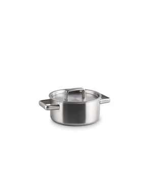 
<p><strong>Korte omschrijving Habonne King Kookpan - 18 cm - RVS - met deksel</strong></p>
<ul>
<li>Geschikt voor alle warmtebronnen</li>
<li>Triply materiaal</li>
</ul>
<p><strong>Uitgebreide omschrijving</strong></p>
<p>King is uitgevoerd in “meerlagen rvs materiaal”. Deze hoogwaardige pannenserie is uitgevoerd in extra mat geborsteld roestvrijstaal. Het unieke van deze meerlaagspannen is dat het materiaal vloeiend overloopt vanuit de bodem tot aan de rand van de pan. Dit zorgt voor een snellere en gelijkmatige opwarming van de pan. Met als gevolg dat u met deze pannen energie bespaart, er meer vitaminen en voedingsstoffen behouden blijven en u dus smakelijker eet. Typisch Habonne. De gesloten schenkrand in combinatie met de deksels maakt afgieten makkelijker. Aan de degelijke forse roestvrijstalen grepen merk je dat je een geweldige pan in de hand hebt. Aan de binnenzijde is een inhoudsverdeling aangebracht. Natuurlijk zijn de King pannen geschikt voor alle warmtebronnen inclusief inductie, de oven én de vaatwasser.</p>
<p> </p>
<p><a href="https://www.vdgardewarenhuis.nl/brands/habonne/">Bekijk hier alle producten van Habonne.</a></p>