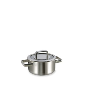 
<p><strong>Korte omschrijving Habonne Royal Kookpan - 16 cm - met glazen deksel</strong></p>
<ul>
<li>Geschikt voor alle warmtebronnen</li>
<li>Triply materiaal</li>
</ul>
<p><strong>Uitgebreide omschrijving</strong></p>
<p>Royal is uitgevoerd in “meerlagen rvs materiaal”. Deze hoogwaardige pannenserie is uitgevoerd in hoogglans roestvrijstaal. Het unieke van deze meerlaagspannen is dat het materiaal vloeiend overloopt vanuit de bodem tot aan de rand van de pan. Dit zorgt voor een snellere en gelijkmatige opwarming van de pan. Met als gevolg dat u met deze pannen energie bespaart, er meer vitaminen en voedingsstoffen behouden blijven en u dus smakelijker eet. Typisch Habonne. De gesloten schenkrand in combinatie met de deksels maakt afgieten makkelijker. Aan de degelijke forse roestvrijstalen grepen merk je dat je een geweldige pan in de hand hebt. Aan de binnenzijde is een inhoudsverdeling aangebracht. Natuurlijk zijn de Royal pannen geschikt voor alle warmtebronnen inclusief inductie, de oven én de vaatwasser.</p>
<p> </p>
<p><a href="https://www.vdgardewarenhuis.nl/brands/habonne/">Bekijk hier alle producten van Habonne.</a></p>