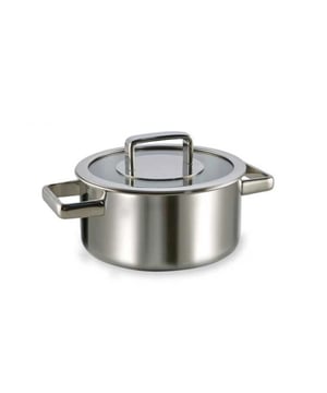 
<p><strong>Korte omschrijving Habonne Royal Kookpan - 18 cm - met glazen deksel </strong></p>
<ul>
<li>Geschikt voor alle warmtebronnen</li>
<li>Triply materiaal</li>
</ul>
<p><strong>Uitgebreide omschrijving</strong></p>
<p>Royal is uitgevoerd in “meerlagen rvs materiaal”. Deze hoogwaardige pannenserie is uitgevoerd in hoogglans roestvrijstaal. Het unieke van deze meerlaagspannen is dat het materiaal vloeiend overloopt vanuit de bodem tot aan de rand van de pan. Dit zorgt voor een snellere en gelijkmatige opwarming van de pan. Met als gevolg dat u met deze pannen energie bespaart, er meer vitaminen en voedingsstoffen behouden blijven en u dus smakelijker eet. Typisch Habonne. De gesloten schenkrand in combinatie met de deksels maakt afgieten makkelijker. Aan de degelijke forse roestvrijstalen grepen merk je dat je een geweldige pan in de hand hebt. Aan de binnenzijde is een inhoudsverdeling aangebracht. Natuurlijk zijn de Royal pannen geschikt voor alle warmtebronnen inclusief inductie, de oven én de vaatwasser.</p>
<p> </p>
<p><a href="https://www.vdgardewarenhuis.nl/brands/habonne/">Bekijk hier alle producten van Habonne.</a></p>