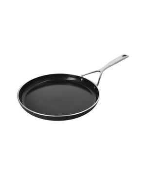 
<h2>Demeyere Alu Pro 5 Ceraforce 28 cm Pannenkoekenpan</h2>
<ul>
<li>Extra duurzame keramische coating</li>
<li>100% PFAS-vrij</li>
<li>Bakken en grillen met minder vetstoffen</li>
<li>Snelle warmtegeleiding</li>
<li>Perfecte warmteverdeling</li>
<li>Diameter bovenzijde 28 cm</li>
<li>Bodemdiameter 24.50 cm</li>
<li>Product hoogte 4 cm</li>
<li>Ovengeschikt tot 230 ºC</li>
<li>Geklonken greenbevestiging</li>
<li>5 jaar garantie</li>
<li>Handwas aanbevolen voor optimale levensduur</li>
<li>Aluminium bodem van 5 mm</li>
<li>TriplInduc® technologie - kook tot 30% sneller, efficiënter en met meer controle op inductie</li>
</ul>
<p> </p>
<div class="flex-shrink-0 flex flex-col relative items-end">
<div>
<div class="pt-0">
<div class="gizmo-bot-avatar flex h-8 w-8 items-center justify-center overflow-hidden rounded-full">
<div class="relative p-1 rounded-sm flex items-center justify-center bg-token-main-surface-primary text-token-text-primary h-8 w-8"> </div>
</div>
</div>
</div>
</div>
<div class="group/conversation-turn relative flex w-full min-w-0 flex-col agent-turn">
<div class="flex-col gap-1 md:gap-3">
<div class="flex max-w-full flex-col flex-grow">
<div class="min-h-[20px] text-message flex w-full flex-col items-end gap-2 whitespace-normal break-words [.text-message+&]:mt-5" dir="auto" data-message-author-role="assistant" data-message-id="481d089a-7f97-41d4-99f8-429d84178678">
<div class="flex w-full flex-col gap-1 empty:hidden first:pt-[3px]">
<div class="markdown prose w-full break-words dark:prose-invert dark">
<h3>Duurzaam koken met de Demeyere Alu Pro 5 Ceraforce Pannenkoekenpan</h3>
<p>De Demeyere Alu Pro 5 Ceraforce Pannenkoekenpan van 28 cm biedt alles wat je nodig hebt voor het bakken van de perfecte pannenkoek. Deze pan is uitgerust met een extra duurzame keramische coating, waardoor je met minder vetstoffen kunt bakken en grillen, terwijl je geniet van een 100% PFAS-vrije kookervaring. De pan is ontworpen voor jarenlang gebruik en behoudt haar kwaliteit, zelfs bij intensief gebruik.</p>
<p> </p>
<h3>Efficiënte warmtegeleiding en perfecte controle</h3>
<p>Dankzij de aluminium bodem van 5 mm dik biedt de pan snelle warmtegeleiding en perfecte warmteverdeling. Dit zorgt ervoor dat je pannenkoeken gelijkmatig gaar worden zonder hotspots. De unieke TriplInduc® technologie zorgt voor een snellere en efficiëntere bereiding op inductie, met wel 30% meer controle. Bovendien is de pan ovengeschikt tot 230°C, waardoor je veelzijdig kunt koken en bakken.</p>
<p> </p>
<h3>Comfortabel en veilig in gebruik</h3>
<p>De Demeyere Alu Pro 5 Ceraforce Pannenkoekenpan is voorzien van een geklonken greenbevestiging die zorgt voor een stevige en veilige grip. Met een bodemdiameter van 24,5 cm en een hoogte van 4 cm, is de pan ideaal voor het bakken van zowel dunne als dikke pannenkoeken. Het ergonomische ontwerp maakt het gebruik comfortabel en eenvoudig, of je nu een enkele pannenkoek of een hele stapel bakt.</p>
<p> </p>
<h3>Onderhoud en garantie</h3>
<p>Om de levensduur van de pan te verlengen, wordt handwas aanbevolen. De Demeyere Alu Pro 5 Ceraforce Pannenkoekenpan wordt geleverd met een<strong> 5 jaar garantie</strong>, wat zorgt voor extra gemoedsrust. Of je nu dagelijks gebruik maakt van de pan of alleen voor speciale gelegenheden, je kunt altijd rekenen op de uitstekende prestaties en duurzaamheid die Demeyere biedt.</p>
</div>
</div>
</div>
</div>
</div>
</div>