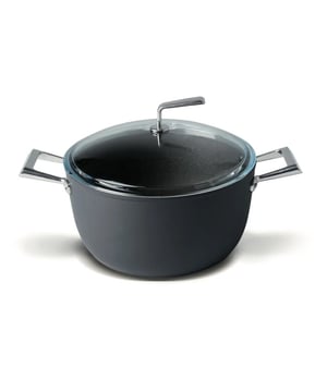 
<p><strong>Korte omschrijving Materia Hapjespan laag met pyrex deksel 28cm</strong></p>
<ul>
<li>Stijl volle Kookpan</li>
<li>28cm in diameter</li>
<li>Vaatwasser geschikt</li>
<li>Geschikt voor alle warmtebronnen</li>
<li>Inclusief glasdeksel</li>
</ul>
<p> </p>
<p><strong>Uitgebreide omschrijving</strong></p>
<p>Deze handige robuuste Kookpan 28cm is gemaakt van een zeer krasbestendige Resistek binnencoating.</p>
<p>De pan is geschikt voor alle warmtebronnen. De binnenkant van de pan heeft een robuuste anti-kleefcoating Resistek Superior Quality waardoor extra krasbestendig zonder PFOA, zonder nickel, 100% recyclebaar. De pan heeft RVS koudgrepen. Dat is erg veilig tijdens het Koken.</p>
<p>De buitenkant van de pan heeft een stoere mat zwarte buitenzijde. De pan heeft een gelijkmatige en perfecte hittegeleiding tot aan de bovenrand van de pan. Door de goede warmtegeleiding is deze pan extra energiezuinig en het eten sneller klaar. Deze pan is vaatwasmachine bestendig. Made in Italy.</p>