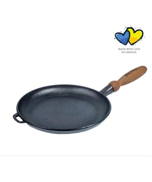 Stap in de authentieke wereld van de pannenkoekenbereiding met de gietijzeren pannenkoekenpan van Maysternya. Met zijn klassieke uitstraling en hoogwaardige constructie brengt deze pan de traditionele smaak van pannenkoeken terug in uw keuken. Deze gietijzeren pan is een ware kampioen als het gaat om warmtegeleiding. Dankzij het dikke gietijzeren materiaal wordt de warmte gelijkmatig verdeeld, waardoor u keer op keer perfect gebakken pannenkoeken kunt serveren. Of het nu gaat om pannenkoeken met spek en stroop voor het ontbijt of gezonde groente pannenkoeken voor het diner, deze pan zorgt voor een optimale warmteverdeling zodat uw pannenkoeken gelijkmatig bruin worden en van binnen heerlijk luchtig blijven. Met een diameter van 24 cm heeft deze pan de ideale maat voor het bereiden van middelgrote pannenkoeken. Het houten handvat zorgt ervoor dat u de pan veilig kunt gebruiken zonder uw handen te verbranden. Bovendien geeft het houten handvat de pan een charmante uitstraling die perfect past bij de nostalgische sfeer van het pannenkoeken bakken. Niet alleen is deze pan perfect voor pannenkoeken, ook voor het bakken van crêpes, omeletten en zelfs pizza's is deze pan uitermate geschikt. De veelzijdigheid van deze pan maakt het een onmisbaar hulpmiddel in elke keuken. De gietijzeren pannenkoekenpan van Maysternya is geschikt voor alle warmtebronnen, inclusief inductie. Dit betekent dat u deze pan kunt gebruiken op elk type fornuis, waardoor het een functioneel stuk gereedschap is voor zowel professionele koks als enthousiaste thuischefs. Klaar om uw pannenkoeken spel naar een hoger niveau te tillen? Kies dan voor de gietijzeren pannenkoekenpan van Maysternya en geniet van perfect gebakken pannenkoeken met een vleugje nostalgie. Bestel vandaag nog en ervaar de magie van het bakken in deze tijdloze pan.   Materiaal: Gietijzer