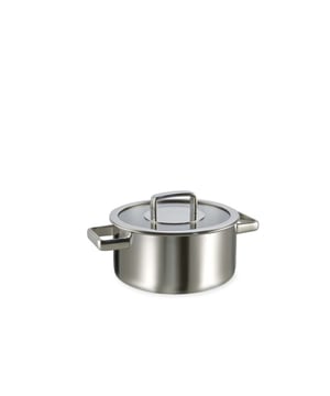 
<p><strong>Korte omschrijving Habonne Royal Kookpan - 20 cm - met glazen deksel </strong></p>
<ul>
<li>Geschikt voor alle warmtebronnen</li>
<li>Triply materiaal</li>
</ul>
<p><strong>Uitgebreide omschrijving</strong></p>
<p>Royal is uitgevoerd in “meerlagen rvs materiaal”. Deze hoogwaardige pannenserie is uitgevoerd in hoogglans roestvrijstaal. Het unieke van deze meerlaagspannen is dat het materiaal vloeiend overloopt vanuit de bodem tot aan de rand van de pan. Dit zorgt voor een snellere en gelijkmatige opwarming van de pan. Met als gevolg dat u met deze pannen energie bespaart, er meer vitaminen en voedingsstoffen behouden blijven en u dus smakelijker eet. Typisch Habonne. De gesloten schenkrand in combinatie met de deksels maakt afgieten makkelijker. Aan de degelijke forse roestvrijstalen grepen merk je dat je een geweldige pan in de hand hebt. Aan de binnenzijde is een inhoudsverdeling aangebracht. Natuurlijk zijn de Royal pannen geschikt voor alle warmtebronnen inclusief inductie, de oven én de vaatwasser.</p>
<p> </p>
<p><a href="https://www.vdgardewarenhuis.nl/brands/habonne/">Bekijk hier alle producten van Habonne.</a></p>