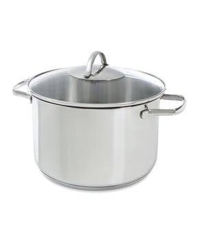 
<p><strong>Korte omschrijving BK Essentials Soeppan - 24 cm</strong></p>
<ul>
<li>Schenkrand voor veilig schenken of afgieten</li>
<li>Geschikt voor alle warmtebronnen</li>
<li>Geschikt voor de oven tot 260°C</li>
</ul>
<p><strong>Uitgebreide omschrijving</strong></p>
<p>De BK Essentials Soeppan is ideaal voor soepen, stamppotten en mosselen. Maar ook voor het koken van grote porties is deze pan uitermate geschikt. Essentials is een pannenset voorzien van alle gemakken, zodat koken heel eenvoudig wordt. De pan body gemaakt van RVS loopt loodrecht omhoog en mondt uit in een strakke druppelvrije schenkrand waardoor het afgieten of serveren van warmte vloeistoffen veilig en gemakkelijk is. De BK Essentials pannenserie is geschikt voor alle warmtebronnen, inclusief de oven. De pannen zijn geschikt voor de vaatwasser. BK Essentials is voorzien van een ingekapselde sandwichbodem die zorgt voor een snelle opwarming en perfecte warmteverdeling. De kookpannen hebben stootvaste glazen deksels waardoor het kookproces veilig en gemakkelijk te volgen is zonder warmte te laten ontsnappen. De pan en de bodem lopen vloeiend en afgerond in elkaar over, dat zorgt voor moeiteloos omroeren en eenvoudige reiniging. De grepen en stelen liggen prettig in de hand en zorgen voor een goede grip tijdens het kookproces.</p>
<p><