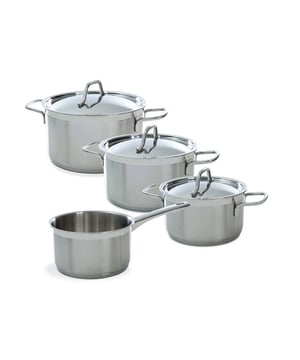 
<h2>BK Marmite Kookpannenset 4delig</h2>
<ul>
<li>Bodemdikte van 4.5mm</li>
<li>Geborsteld RVS edelstaal</li>
<li>Afgewerkt met een hoogglans rand</li>
<li>Prettige en veilige handgrepen</li>
<li>Schenkrand</li>
<li>Stapelbaar</li>
<li>Vaatwasmachinebestendig</li>
</ul>
<h3>Uitgebreide omschrijving </h3>
<p data-start="74" data-end="668">De BK Marmite Kookpannenset 4-delig is de ideale keuze voor elke thuiskok die op zoek is naar hoogwaardige, duurzame pannen. Gemaakt van geborsteld RVS edelstaal met een elegante hoogglans rand, biedt deze set niet alleen een stijlvolle uitstraling, maar ook uitstekende prestaties. Dankzij de bodemdikte van 4,5 mm wordt de warmte gelijkmatig verdeeld, wat zorgt voor een efficiënte bereiding van gerechten. De praktische schenkrand maakt afgieten eenvoudig en voorkomt knoeien. Bovendien zijn de pannen stapelbaar, waardoor ze weinig ruimte innemen in je keukenkast.</p>
<p data-start="670" data-end="1121" data-is-last-node="" data-is-only-node="">Comfort en gebruiksgemak staan centraal bij de BK Marmite pannen. De stevige, prettige en veilige handgrepen blijven koel tijdens het koken, zodat je de pannen veilig kunt verplaatsen. Na gebruik kunnen ze eenvoudig worden gereinigd in de vaatwasser, wat extra gemak biedt in een drukke keuken. Of je nu een beginnende kok bent of een ervaren chef, met deze pannenset haal je een combinatie van kwaliteit, functionaliteit en stijl in huis.</p>
<p> </p>
<p><strong>Samenstelling</strong></p>
<ul>
<li>Steelpan 16cm</li>
<li>Kookpan 16cm </li>
<li>Kookpan 18 cm</li>
<li>Kookpan 20 cm</li>
</ul>
<p> </p>
<p><a href="https://www.vdgardewarenhuis.nl/brands/bk/">Bekijk hier alle producten van BK.</a></p>