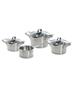 
<p><strong>Korte omschrijving BK Premium+ Pannenset 4-delig</strong></p>
<ul>
<li>Diameter kookpannen: 16cm | 18cm| 20cm</li>
<li>Diameter steelpan: 16cm</li>
<li>Uniek afgietsysteem</li>
<li>Geschikt voor de oven 230°C</li>
</ul>
<p><strong>Uitgebreide omschrijving</strong></p>
<p>De naam van de BK Premium+ Kookpannenset 4-delig zegt het al: Een premium pannenset die alles biedt wat je nodig hebt. De BK Premium+ kookpannenset 4-delig bevat drie kookpannen in de maten 16cm, 18cm en 20cm. Bovendien zit er een steelpan 16cm bij de set. De pannen vallen op door hun robuuste, maar tegelijkertijd modieuze uitstraling. De Premium+ pannen zijn te gebruiken op alle warmtebronnen en kunnen zelfs in de oven. Bovendien zijn ze uitermate geschikt voor het Downdraft systeem.</p>
<p>Wat de BK Premium+ echte toppannen maakt, is het gebruik van hoge kwaliteit edelstaal. De pannen hebben stevige geborstelde handvatten. Bovendien heeft het kookgerei een ingekapselde sandwichbodem wat zorgt voor een snelle opwarming en egale warmteverdeling van de pannen. Daarnaast blijven de pannen zo langer warm dan ooit. Een ingekapselde sandwichbodem wil zeggen dat er tussen het edelstaal een laag aluminium zit; een sandwich dus! Het aluminium zorgt voor de snelle opwarming van de pan, terwijl het edelstaal het aluminium beschermt, aluminium is namelijk vrij zacht. Ingekapseld betekent dat de laag aluminium niet te zien is. De bodem ziet er zo prachtig afgewerkt uit en heeft tegelijkertijd een belangrijke functie.</p>
<p>De BK Premium+ pannensets kun je gebruiken op het Downdraft systeem door de speciale deksels waarmee je de stoom vast kunt houden of juist kunt laten ontsnappen. Dit doe je door enkel het deksel een kwartslag te draaien.</p>
<p>Het koken wordt met de BK Premium+ pannen dus makkelijker dan ooit. Tijdens het designproces is uitgebreid nagedacht over gebruiksgemak van de pannen. En dat is goed gelukt. Doordat de handvatten zo lekker in je hand liggen en niet heet worden, kun je zonder problemen afgieten. Hier komt nog bij dat de pannen speciale schenktuiten hebben. Als kers op de taart hebben de deksels een extra hoge rand met gaatjes erin. Zodoende kun je afgieten zonder problemen. Als extra hulp kun je de BK Mr. Gripper afgiethulp gebruiken zodat je de handgrepen koel kan vasthouden.</p>
<p>Tijdens het bereiden van de maaltijd kun je de groenten goed in de gaten houden door de stootvaste glazen deksels. De BK Premium+ pannen zijn voorzien van een maatverdeling aan de binnenkant. Na het koken kan het kookgerei de vaatwasser in. Bovendien zit er op de pannenset vijftien jaar garantie waardoor je je geen zorgen hoeft te maken over je pannen in de toekomst.</p>
<p><