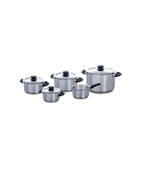 
<h2><strong>Korte omschrijving BK Karaat+ Kookpannenset</strong></h2>
<ul>
<li>Diameter kookpannen: 16cm | 18cm| 20cm</li>
<li>Diameter Soeppan: 24cm </li>
<li>Diameter steelpan: 16cm</li>
<li>Schenkrand voor veilig schenken of afgieten</li>
<li>Kunststof koudgrepen en -stelen</li>
<li>Geschikt voor alle warmtebronnen</li>
<li>Geschikt voor de oven tot 160°C</li>
</ul>
<h2><strong>Uitgebreide omschrijving BK karaat 5 delig pannenset </strong></h2>
<p>Op zoek naar dé typische BK pannenset? Niet verder zoeken, je hebt hem gevonden! De BK Karaat+ 5 delig Kookpannenset wordt door BK hét icoon van BK genoemd. Dit komt door het prachtige design, gecombineerd met het gebruiksgemak en de kwaliteit waar BK zo bekend om staat. De vijfdelige set bestaat uit drie kookpannen in de maten 16cm, 18cm en 20cm. Daarnaast bevat de pannenset een steelpan 16cm en een kookpan 24cm. De pannen kunnen op alle warmtebronnen, ook in de oven.</p>
<p>De stijlvolle Karaat+ pannen zijn gemaakt van roestvrij edelstaal. Omdat de body geborsteld is en het deksel met hoogglans gepolijst is, geven pan en deksel een mooi contrast. De bodem bestaat uit een sandwichbodem. Dat houdt in dat er tussen twee lagen staal een laag aluminium zit. Dit zorgt voor een optimale opwarming en warmtegeleiding van de pan. Aan de bovenkant van de pan zit een omgekruld randje waardoor je zonder problemen kunt schenken of afgieten. Als hulp kun je de BK MR. Gripper Afgiethulp gebruiken. De handgrepen bestaan uit kunststof koudgrepen die je een goede grip op de pan bezorgen.</p>
<p>Omdat je de pannen zo goed kunt stapelen kunnen ze in iedere keuken opgeborgen worden. Bovendien kan de Karaat+ serie in de vaatwasser. En er is nog meer: Alle onderdelen van de Karaat+ pannen zijn vervangbaar. Dat betekent dat je de pannen in principe eindeloos kunt gebruiken. Deze lichte en betrouwbare alleskunner is dus zeer geschikt voor de kok thuis, maar ook voor professioneel gebruik.</p>
<p><