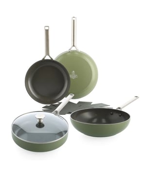 
<h2>BK Sublime Keramische Pannenset Olive Green 4delig</h2>
<ul>
<li>PFAS-vrije Thermolon keramische antiaanbaklaag</li>
<li>Body gemaakt van 100% gerecycled aluminium</li>
<li>Ovengeschikt tot 220°C</li>
<li>De Magneto™ inductiebodem is een stevige en dikke basis voor de pan</li>
<li>Verkrijgbaar in 2 mooie kleuren</li>
</ul>
<p><strong>Uitgebreide informatie :</strong></p>
<p>Met de BK Sublime Keramische Pannenset Olive Green 4-delig kook je gezonder en milieubewuster. Deze pan is voorzien van een PFAS-vrije Thermolon keramische antiaanbaklaag, waardoor je minder vet nodig hebt tijdens het bakken en geen schadelijke stoffen vrijkomen. De body van de pan is gemaakt van 100% gerecycled aluminium, wat niet alleen duurzaam is, maar ook zorgt voor een lichtgewicht pan die gemakkelijk te hanteren is. Dankzij de stevige Magneto™ inductiebodem is de warmteverdeling perfect en is de pan geschikt voor alle warmtebronnen, inclusief inductie.</p>
<p>Deze BK Sublime pan is niet alleen functioneel, maar ook stijlvol. De Olive Green kleur geeft je keuken een frisse en moderne uitstraling. Daarnaast is de pan ovenbestendig tot 220°C, waardoor je gerechten eenvoudig in de oven kunt afmaken. De pan is verkrijgbaar in twee prachtige kleuren, zodat je altijd een variant kunt kiezen die bij jouw stijl past. Met de BK Sublime haal je een duurzame, praktische en mooie pan in huis, ideaal voor dagelijks gebruik.</p>
<p><strong>Samenstelling</strong></p>
<ul>
<li>koekenpan24cm</li>
<li>koekenpan 28cm</li>
<li>hapjespan 28cm</li>
<li>wokpan 28cm</li>
</ul>