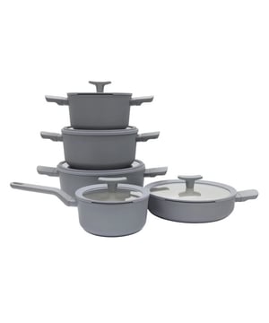 
<h2>BergHOFF Pannenset Balance Recycled Moonmist 5 delig Downdraft</h2>
<ul>
<li>Ovenbestending tot 180°C / 356°F</li>
<li>Stay-cool handgrepen voor extra comfort en veiligheid</li>
<li>Gezonde CeraGreen keramisch antiaanbaklaag (PFAS-vrij)</li>
<li>Gemaakt met gerecycleerd aluminium</li>
<li>Jouw must-have voor dagelijkse kooktaken</li>
<li>Speciaal handvat op het deksel waarop u een lepel kunt leggen</li>
<li>Geschikt voor alle downdraft- en reguliere kookplaten</li>
<li>Doorzichtig glazen deksel met geïntegreerde luchtkanalen en afgietfunctie</li>
<li>Geschikt voor alle warmtebronnen, inclusief inductie</li>
<li>Eenvoudig te reinigen</li>
<li>Geleidt warmte snel en gelijkmatig voor energiezuinig koken</li>
<li>Licht materiaal dat gemakkelijk te hanteren is</li>
<li>Handwas word aanbevolen voor optimale levensduur</li>
</ul>
<p> </p>
<p><strong>Uitgebreide omschrijving</strong></p>
<p>Ontdek de perfecte balans tussen stijl en duurzaamheid met de BergHOFF Pannenset Balance Recycled Moonmist. Deze 5-delige set, speciaal ontworpen voor jouw dagelijkse kookavonturen, tilt je culinaire ervaring naar nieuwe hoogten.</p>
<p>Gemaakt met gerecycled aluminium, draagt deze pannenset bij aan een milieubewuste keuken. De gezonde CeraGreen keramisch antiaanbaklaag, vrij van PFAS, zorgt voor moeiteloos koken en eenvoudige reiniging. Bovendien maakt de ovenbestendigheid tot 180°C / 356°F het mogelijk om je gerechten van fornuis naar oven te verplaatsen met gemak.</p>
<p>De stay-cool handgrepen bieden niet alleen extra comfort tijdens het koken, maar ook de nodige veiligheid. Het speciale handvat op het deksel fungeert als handige lepelhouder, waardoor je keuken netjes en georganiseerd blijft.</p>
<p>Geschikt voor alle downdraft- en reguliere kookplaten, inclusief inductie, biedt deze pannenset veelzijdigheid in jouw keuken. Het doorzichtige glazen deksel met geïntegreerde luchtkanalen en afgietfunctie maakt het bewaken van je gerechten een fluitje van een cent.</p>
<p>Met zijn snelle en gelijkmatige warmtegeleiding bespaart deze pannenset energie en zorgt hij voor consistente kookresultaten. Ondanks zijn robuuste prestaties blijft het lichte materiaal gemakkelijk te hanteren. Voor een optimale levensduur wordt handwas aanbevolen.</p>
<p>Ontdek een nieuwe dimensie in koken met de BergHOFF Pannenset Balance Recycled Moonmist - waar functionaliteit en duurzaamheid samenkomen voor een ongeëvenaarde culinaire ervaring.</p>
<p><strong>Inhoud:</strong></p>
<p>1x Steelpan 18cm + Deksel<br />1x Kookpan 20cm + Deksel<br />1x Kookpan 24cm laag + Deksel<br />1x Braadpan 26cm + Deksel<br />1x Kookpan 28cm + Deksel</p>