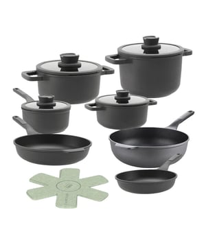
<h2><strong>BergHOFF Pannenset Leo Stone+ 11 delig</strong></h2>
<ul>
<li>Siliconen rand die rammelen voorkomt</li>
<li>Geïntegreerde afgietopening die ook dienst doet als stoomventiel voor Downdraft kooksysteem</li>
<li>Pan van gegoten aluminium voor snelle gelijkmatige warmteverspreiding zonder hete plekken</li>
<li>Ovenbestendig dankzij de afneembare siliconen omhulsels voor de zijhandvatten</li>
<li>Licht materiaal dat gemakkelijk te hanteren is</li>
<li>Hoogwaardige Ceragreen (keramische) antikleeflaag</li>
<li>Eenvoudig te reinigen</li>
<li>Uw eten kleeft niet aan de bodem</li>
</ul>
<p><strong>Uitgebreide omschrijving Berghoff Leo downdraft pannenset</strong></p>
<p>Een compleet pannenset met handige functies en een prachtig design. Dat is hoe je de BergHOFF Pannenset Leo Stone - 11 delig in één zin omschrijft. De pannen kunnen op alle warmtebronnen gebruikt worden en zijn geschikt voor het Downdraft systeem.</p>
<p>De BergHOFF Leo Stone pannen zijn gemaakt van gegoten aluminium. Dit zorgt ervoor dat de pannen heel licht zijn en dus makkelijk te hanteren. Bovendien wordt de warmte zo gelijkmatig verdeeld zonder hete plekken. De Downdraft pannen beschikken over een hoogwaardige antikleeflaag, zodat het voedsel niet in de pannen blijft plakken. De randen zijn zo gemaakt dat je drupvrij kunt afgieten.</p>
<p>De deksels zijn van glas, omringd met een siliconen rand. Door het glas kun je het kookproces goed volgen zonder dat je het deksel op moet tillen. De warmte blijft zo goed in de pan, wat energiebesparend werkt. In het deksel zit een speciale afgietopening die er naast makkelijk afgieten voor zorgt dat de pan ook op een Downdraft kookplaat te gebruiken is. De siliconen rand voorkomt rammelen en beschadigingen.</p>
<p>In het handvat op het deksel zit een inkeping. Die is bedoeld om de spatel op te kunnen leggen. Slim bedacht, nietwaar? De handvatten zijn erg stevig en liggen comfortabel in de hand. Dit komt mede door de siliconen omhulsels die zacht aanvoelen. De omhulsels van de zijgrepen zijn afneembaar om de Leo pannen in de oven te kunnen gebruiken. Het handvat van de koekenpan is van fenol met een siliconen inzetstuk. Dit voelt comfortabel en zacht aan.</p>
<p><strong>Samenstelling</strong></p>
<ul>
<li>Steelpan 18cm 2 liter met deksel</li>
<li>Kookpan 20cm 2.7 liter met deksel</li>
<li>Kookpan 24cm 4.4 liter met deksel</li>
<li>Kookpan 24cm 5.6 liter met deksel</li>
<li>Koekenpan 24cm 2 liter</li>
<li>Koekenpan 28cm 3 liter</li>
<li>Wok 30cm 5 liter</li>
<li>Gratis 3 delig vilten panbeschermerset</li>
</ul>
<p>--faq--</p>
<div>
<h3>Veel gestelde vragen</h3>
<div class="active">
<h4>Zijn deze pannen geschikt voor een Bora kookplaat?<i class="fa fa-plus"> </i><i class="fa fa-minus"> </i></h4>
<p>De BergHOFF Leo Stone+ pannen zijn geschikt voor inductie en downdraft kookplaten en kunnen ook gebruikt worden op een BORA kookplaat. Door de specifieke samenstelling van de bodem zijn deze pannen echter minder geschikt voor gebruik op hoog vermogen. Hoewel de Leo Stone+ pannen prima functioneren op BORA- en Novy-kookplaten, zijn er alternatieven met een andere bodemstructuur die beter presteren bij intensief gebruik op hoog vermogen.</p>
<p> </p>
<p>Wij raden aan om altijd de handleiding van uw kookplaat te raadplegen om de correcte werking te verifiëren en te verzekeren dat de pannen optimaal presteren op uw toestel. <a href="https://www.vdgardewarenhuis.nl/koken-en-tafelen/pannensets/pannensets-bora-kookplaat/">Bekijk hier</a> ons assortiment pannen die geoptimaliseerd zijn voor gebruik op BORA- en Novy-kookplaten.</p>
</div>
<div>
<h4>Zijn deze pannen geschikt voor Downdraft?<i class="fa fa-plus"> </i></h4>
<p>Jazeker! Deze pannen zijn speciaal ontworpen om te koken op downdraft systemen, dit komt door het stoomgleufje aan de zijkant van de deksel. Al het stoom word gestuurd door de deksel. Dit zorgt ervoor dat er geen overbodig stoom in de keuken terecht komt!</p>
</div>
</div>