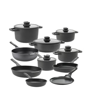 
<p><strong>Korte omschrijving BergHOFF Pannenset Leo Stone - 15 delig</strong></p>
<ul>
<li>Siliconen rand die rammelen voorkomt</li>
<li>Geïntegreerde afgietopening die ook dienst doet als stoomventiel voor Downdraft kooksysteem</li>
<li>Pan van gegoten aluminium voor snelle gelijkmatige warmteverspreiding zonder hete plekken</li>
<li>Speciaal handvat op het deksel waarop u een lepel kunt leggen</li>
<li>De kookpot past met het opvouwbaar stoommandje “Stomen en Afgieten”</li>
<li>Ovenbestendig dankzij de afneembare siliconen omhulsels voor de zijhandvatten</li>
<li>Licht materiaal dat gemakkelijk te hanteren is</li>
<li>Hoogwaardige Ceragreen antikleeflaag</li>
<li>Eenvoudig te reinigen</li>
<li>Speciale rand voor drupvrij gieten</li>
<li>Uw eten kleeft niet aan de bodem</li>
</ul>
<p><strong>Uitgebreide omschrijving Berghoff Leo downdraft pannenset</strong></p>
<p>Een compleet pannenset met handige functies en een prachtig design. Dat is hoe je de BergHOFF Pannenset Leo Stone - 15 delig in één zin omschrijft. De pannen kunnen op alle warmtebronnen gebruikt worden en zijn geschikt voor het Downdraft systeem.</p>
<p>De BergHOFF Leo Stone pannen zijn gemaakt van gegoten aluminium. Dit zorgt ervoor dat de pannen heel licht zijn en dus makkelijk te hanteren. Bovendien wordt de warmte zo gelijkmatig verdeeld zonder hete plekken. De Downdraft pannen beschikken over een hoogwaardige antikleeflaag, zodat het voedsel niet in de pannen blijft plakken. De randen zijn zo gemaakt dat je drupvrij kunt afgieten.</p>
<p>De deksels zijn van glas, omringd met een siliconen rand. Door het glas kun je het kookproces goed volgen zonder dat je het deksel op moet tillen. De warmte blijft zo goed in de pan, wat energiebesparend werkt. In het deksel zit een speciale afgietopening die er naast makkelijk afgieten voor zorgt dat de pan ook op een Downdraft kookplaat te gebruiken is. De siliconen rand voorkomt rammelen en beschadigingen.</p>
<p>In het handvat op het deksel zit een inkeping. Die is bedoeld om de spatel op te kunnen leggen. Slim bedacht, nietwaar? De handvatten zijn erg stevig en liggen comfortabel in de hand. Dit komt mede door de siliconen omhulsels die zacht aanvoelen. De omhulsels van de zijgrepen zijn afneembaar om de Leo pannen in de oven te kunnen gebruiken. Het handvat van de koekenpan is van fenol met een siliconen inzetstuk. Dit voelt comfortabel en zacht aan.</p>
<p>Het design van de BergHOFF Leo Stone pannen is modern en elegant. De grafieten kleur geeft een extra touch aan je keuken. Leo pannen zijn visueel eenvoudige pannen, die je verrassen met slimme functies. De pannen zijn bovendien gemakkelijk te combineren met andere collecties van BergHOFF.</p>
<p><strong>Samenstelling</strong></p>
<ul>
<li>1x Steelpan 18cm (2L) </li>
<li>1x Kookpan 20cm (2,7L) </li>
<li>1x Kookpan 24cm laag (4,4L) </li>
<li>1x Soeppan 24cm hoog (5,6L) </li>
<li>1x Koekenpan 20cm </li>
<li>1x Koekenpan 28cm </li>
<li>1x Hapjespan 28cm (4,7L) </li>
<li>1x Wokpan 30cm (5L) </li>
<li>1x Grillpan 26cm (2,1L) </li>
<li>1x Pannenkoekenpan (2,1L) </li>
</ul>
<p>--faq--</p>
<div>
<h3>Veel gestelde vragen</h3>
<div class="active">
<h4>Zijn deze pannen geschikt voor een Bora kookplaat?<i class="fa fa-plus"> </i><i class="fa fa-minus"> </i></h4>
<p>De BergHOFF Leo Stone+ pannen zijn geschikt voor inductie en downdraft kookplaten en kunnen ook gebruikt worden op een BORA kookplaat. Door de specifieke samenstelling van de bodem zijn deze pannen echter minder geschikt voor gebruik op hoog vermogen. Hoewel de Leo Stone+ pannen prima functioneren op BORA- en Novy-kookplaten, zijn er alternatieven met een andere bodemstructuur die beter presteren bij intensief gebruik op hoog vermogen.</p>
<p> </p>
<p>Wij raden aan om altijd de handleiding van uw kookplaat te raadplegen om de correcte werking te verifiëren en te verzekeren dat de pannen optimaal presteren op uw toestel. <a href="https://www.vdgardewarenhuis.nl/koken-en-tafelen/pannensets/pannensets-bora-kookplaat/">Bekijk hier</a> ons assortiment pannen die geoptimaliseerd zijn voor gebruik op BORA- en Novy-kookplaten.</p>
</div>
<div>
<h4>Zijn deze pannen geschikt voor Downdraft?<i class="fa fa-plus"> </i></h4>
<p>Jazeker! Deze pannen zijn speciaal ontworpen om te koken op downdraft systemen, dit komt door het stoomgleufje aan de zijkant van de deksel. Al het stoom word gestuurd door de deksel. Dit zorgt ervoor dat er geen overbodig stoom in de keuken terecht komt!</p>
</div>
</div>