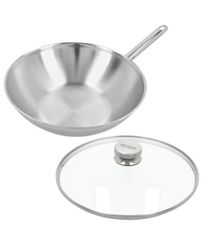 
<p><strong>Korte omschrijving Apollo 7 - Wok - 30 cm - met glazen deksel</strong></p>
<ul>
<li>Ontwikkeld en vervaardigd in België</li>
<li>7-lagenmateriaal geeft je de beste warmtespreiding en perfecte temperatuurcontrole</li>
<li>TriplInduc® technologie - kook tot 30% sneller, efficiënter en met meer controle op inductie</li>
<li>Geschikt voor alle kookplaten, inclusief inductie</li>
<li>Silvinox® technologie - je roestvrijstalen kookgerei verkleurt niet en is eenvoudig te reinigen</li>
<li>Roestvrij staal: levenslang knapperige bakprestaties</li>
<li>Ergonomische gelaste grepen uit roestvrij staal: stevig en extra hygiënisch</li>
<li>Kan probleemloos in de vaatwasser</li>
<li>30 jaar garantie op productiefouten bij huishoudelijk gebruik</li>
</ul>
<p><strong>Uitgebreide omschrijving</strong></p>
<p>Extra vlot en succesvol roerbakken, stomen, stoven én karamelliseren? De geavanceerde Apollo 7 wok (30 cm) met platte bodem assisteert je feilloos. Het solide 7-lagenmateriaal tot aan de rand verspreidt de warmte vlot. De pan wordt heet in het midden en naar de randen toe geleidelijk koeler. Dankzij de platte bodem kan iedereen met deze wok aan de slag en heb je geen aangepaste wokpit nodig. Met Apollo 7 kook je met de top van de top, op alle warmtebronnen en in de oven. Op inductie zorgt onze exclusieve TriplInduc® technologie zelfs voor een energiebesparing tot 30%. Deze onverwoestbare roestvrijstalen wok reinigt makkelijk en verkleurt niet. Ook niet als je vaak met zure of hele pikante woksauzen aan de slag gaat. Dankzij de unieke Silvinox® technologie blijft je wok schitteren. De stevige, gelaste steel ligt goed in de hand en blijft lang koel. Vuil, vet en bacteriën krijgen geen kans om zich hier te nestelen. Vertrouw met een gerust hart op deze parel uit de Apollo 7 serie.</p>
<ul>
<li>Inhoud: 3 liter</li>
<li>Diameter bovenaan: 30 cm</li>
<li>Bodemdiameter: 13 cm</li>
</ul>
<p><