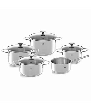 
<p><strong>Korte omschrijving Fissler Copenhagen - Pannenset - 5-Delig</strong></p>
<ul>
<li>Ovenbestendig</li>
<li>Gemaakt van 18/10 RVS</li>
<li>Geschikt voor alle warmtebronnen en oven (met glasdeksel tot 180 C)</li>
</ul>
<p><strong>Uitgebreide omschrijving</strong></p>
<p>Deze Fissler Copenhagen pannenset is gemaakt van hoogwaardig 18/10 mat roestvrij edelstaal. De pannen uit deze serie beschikken niet alleen over een stijlvol design, ze zijn ijzersterk en enorm duurzaam. Het koken van aardappelen, pasta, rijst, groenten en sauzen; met deze pannenset kun je alle kanten op. Alle pannen zijn voorzien van een handige maatverdeling aan de binnenwand.</p>
<p>De Fissler Copenhagen pannenset is dankzij het hoogwaardige RVS-materiaal en de stevige grepen zeer functioneel. Door de hoge kwaliteit is deze pan geschikt voor dagelijks gebruik. De pan heeft een Super Thermic bodem en gaat daarom samen alle soorten warmtebronnen: elektrisch, gas, halogeen, inductie, keramisch. Ook is deze pan inclusief glasdeksel ovenbestendig tot een temperatuur van maximaal 180 graden.</p>
<p>Deze Fissler Copenhagen pannenset is niet alleen praktisch in gebruik, de pan is gemakkelijk te reinigen en vaatwasmachinebestendig.</p>
<p><strong>Samenstelling</strong></p>
<ul>
<li>Kookpan met glasdeksel | 16cm</li>
<li>Kookpan met glasdeksel | 20cm</li>
<li>Kookpan met glasdeksel | 24cm</li>
<li>Lage kookpan met glasdeksel | 20cm</li>
<li>Steelpan zonder deksel | 16cm</li>
</ul>
